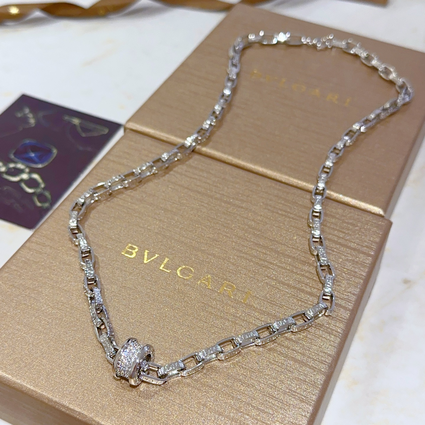 NO:107527,Bulgari necklace V gold material.BVLGARI Bulgari DIVAS' DREAM series. Perfect appearance, invincible details, the unique color is completely impeccable, and is decorated with a classic ring shape design. It is simple but elegant and eye-catching, and the upper body is elegant and moving. The same style for men and women. Bulgari necklace for men and women, boutique jewelry, bottega veneta, bvlgari, bvlgari, necklace19860909批.宝格丽项链V金材质 .BVLGARI宝格丽 DIVAS‘ DREAM 系列 品相完美,细节无敌,那种独特的色泽完全无可挑剔,再缀以经典指环外形设计,简约之余却又优雅夺目,上身雅致动人.男女同款 宝格丽项链 男女同款,饰品精品,bottega veneta,bvlgari,bvlgari,necklace,Jewelry