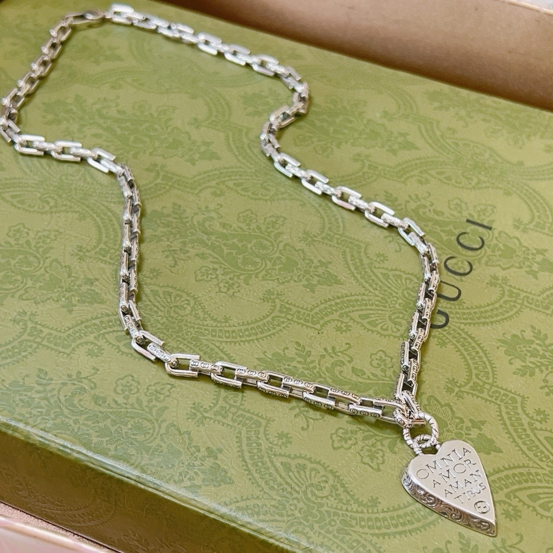 NO:113650,Batch: New products are released without any explosion. The first choice for online celebrities selling goods on Douyin. The latest model of Gucci necklace has a higher chain. Celebrities have the same style. The Anger Forest series double-g design concept retro necklace makes high-end clothes more elegant and more brand-name and personality when going out. Details are used to treat the version. Non-market bright style. This model has been released. Gucci is very good at matching. Premium accessories, gucci, necklace19860909批  新品发布不爆不发 抖音带货网红首选 古驰项链最新款链条档次更高明星同款Anger Forest系列双g设计理念复古项链 让高档的衣服搭配更有气质 出去更有牌面和个性 细节对版做旧处理 非市面亮面版型 这款一直在出 古驰里面热卖款 非常好搭配,饰品精品,gucci,necklace,Jewelry