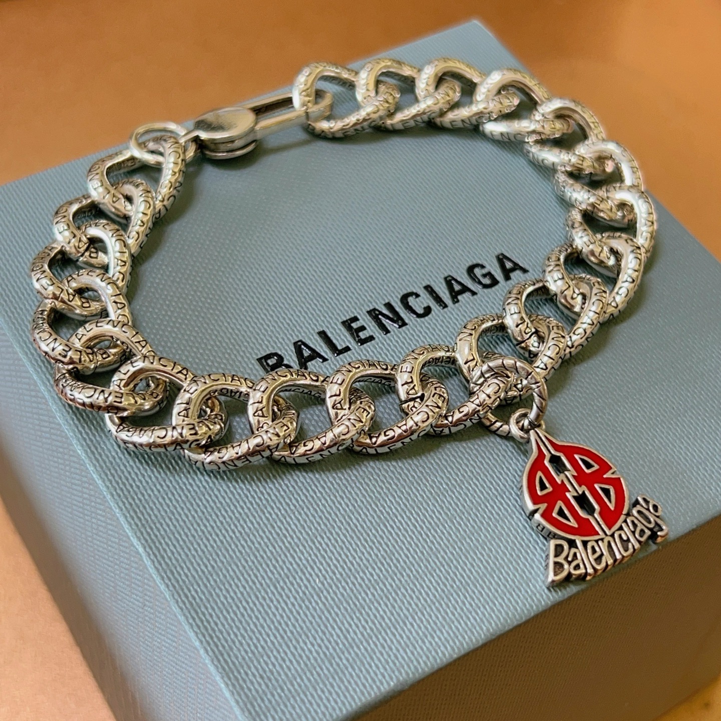 NO:113689,Batch. Original new product Balenciaga bracelets, Balenciaga bracelets, special counters, Balenciaga bracelets, popular products for men, unique design, avant-garde, must-have for both men and women!  Number of codes 18.20.22.24cm, jewelry quality, balenciaga, balenciaga, bracelet19860909批. 原单货新品 巴黎世家 Balenciaga手链专柜一致巴黎世家手链 男士火爆款出货 设计独特 前卫 男女必备！码数18.20.22.24cm,饰品精品,balenciaga,balenciaga,bracelet,Jewelry