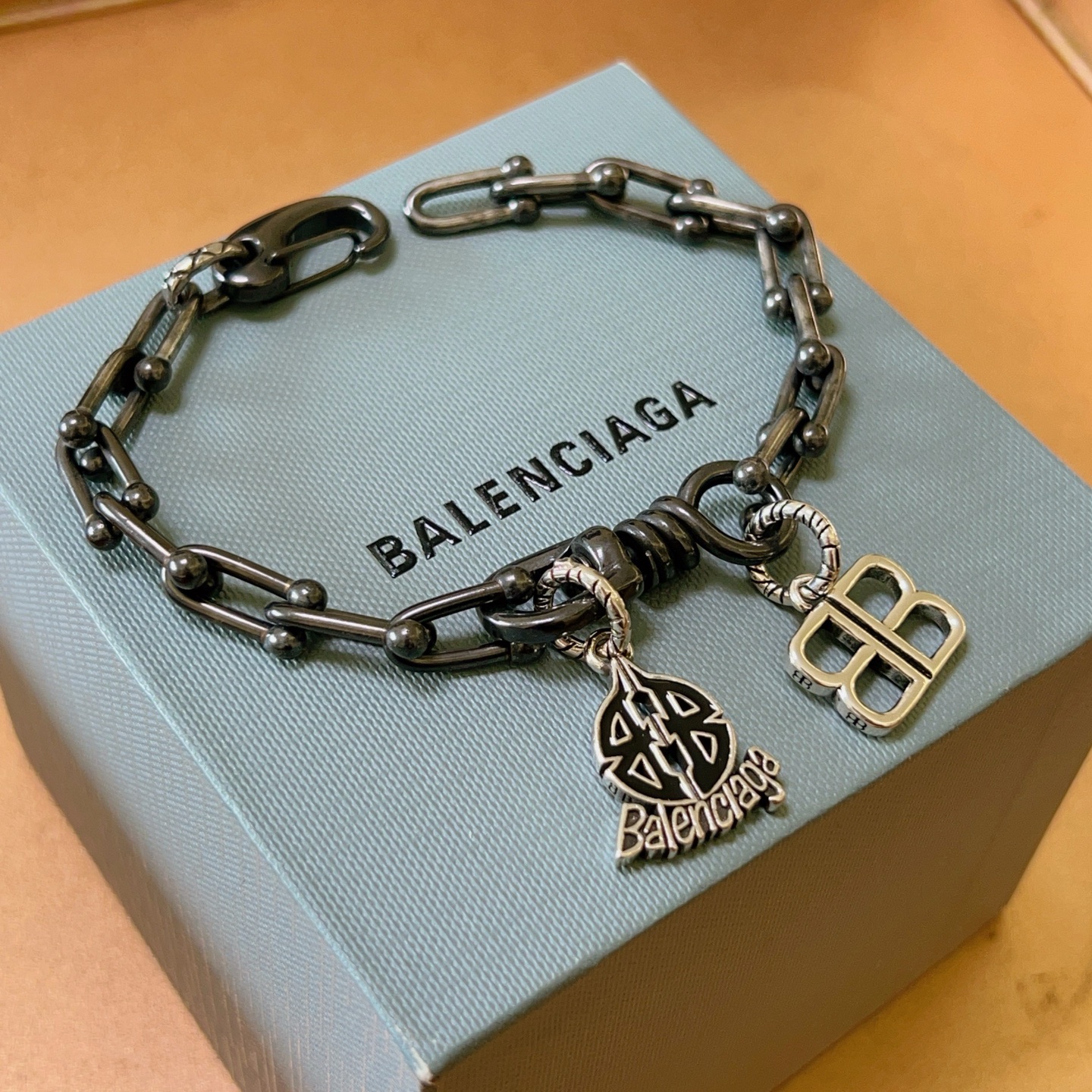 NO:107522,Batch. Original new product Balenciaga bracelets, Balenciaga bracelets, special counters, Balenciaga bracelets, popular products for men, unique design, avant-garde, must-have for both men and women!  , jewelry boutique, balenciaga, balenciaga, bracelet19860909批. 原单货新品 巴黎世家 Balenciaga手链专柜一致巴黎世家手链 男士火爆款出货 设计独特 前卫 男女必备！,饰品精品,balenciaga,balenciaga,bracelet,Jewelry