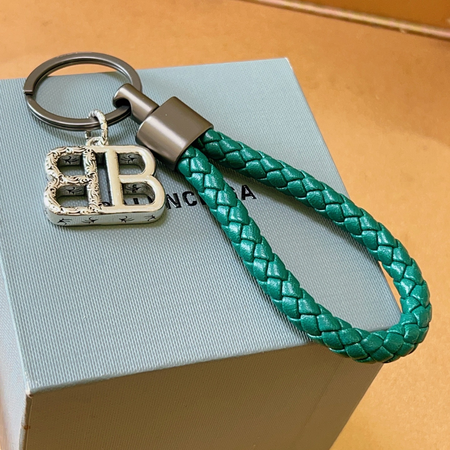 NO:113678,New products released Balenciaga bag hanging keychain Balenciaga keychain The latest bag hanging decoration is higher grade star style classic co-branded design concept keychain series Detailed version aging Non-market glossy version This model has been released. Balenciaga is very easy to match with trendy backpacks, jewelry quality, balenciaga, backpacks, keychain19860909批新品发布 巴黎世家包包挂饰钥匙扣 巴黎世家钥匙扣 最新款包包挂饰档次更高明星同款 经典款联名设计理念钥匙扣系列 细节对版做旧处理 非市面亮面版型 这款一直在出 巴黎世家里面热卖款 非常好搭配潮流背包,饰品精品,balenciaga,backpacks,keychain,Jewelry