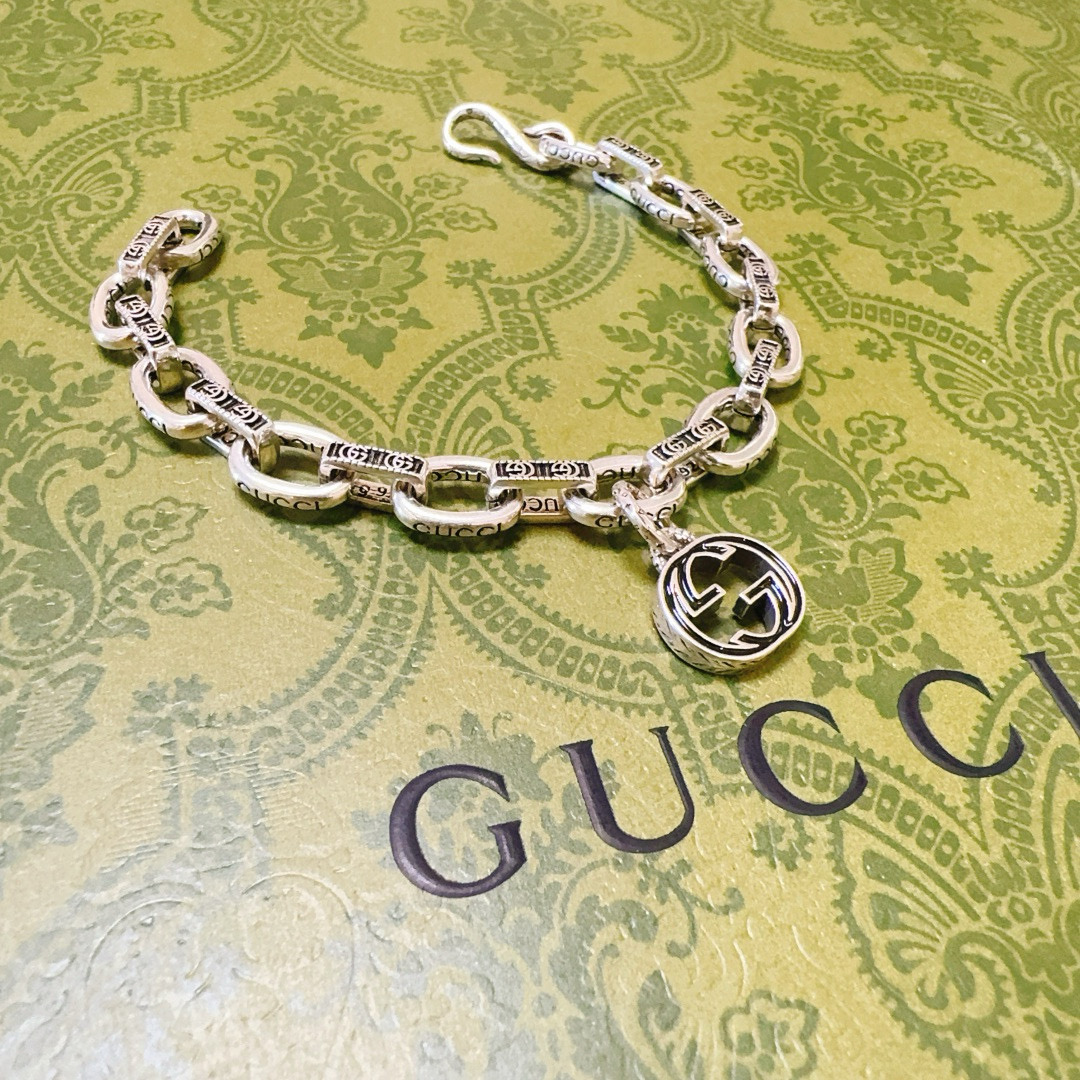 NO:113696,Comment. Gucci recommended models are released. The latest classic model of Gucci bracelet. It is exquisite, regardless of style or texture. It is absolutely top feel. Just take a look and you can understand the original logo. Super nice. The best choice for matching clothes. It is a must-have artifact for men and women. The number of codes is 16.17.18.19.20.21.22.23.24 cm. Simple and atmospheric, low-key and luxurious. The jewelry is boutique, gucci, gucci, bracelet19860909批 . 古驰推荐款最新出炉 Gucci古驰手链最新款的经典款 精致无论款式 质感 都是绝对的顶尖feel 只要看一眼就懂了原版logo 超 nice 搭配衣服最佳的选择,男女同款必备神器 码数16.17.18.19.20.21.22.23.24厘米 简单又大气,低调显奢华,饰品精品,gucci,gucci,bracelet,Jewelry
