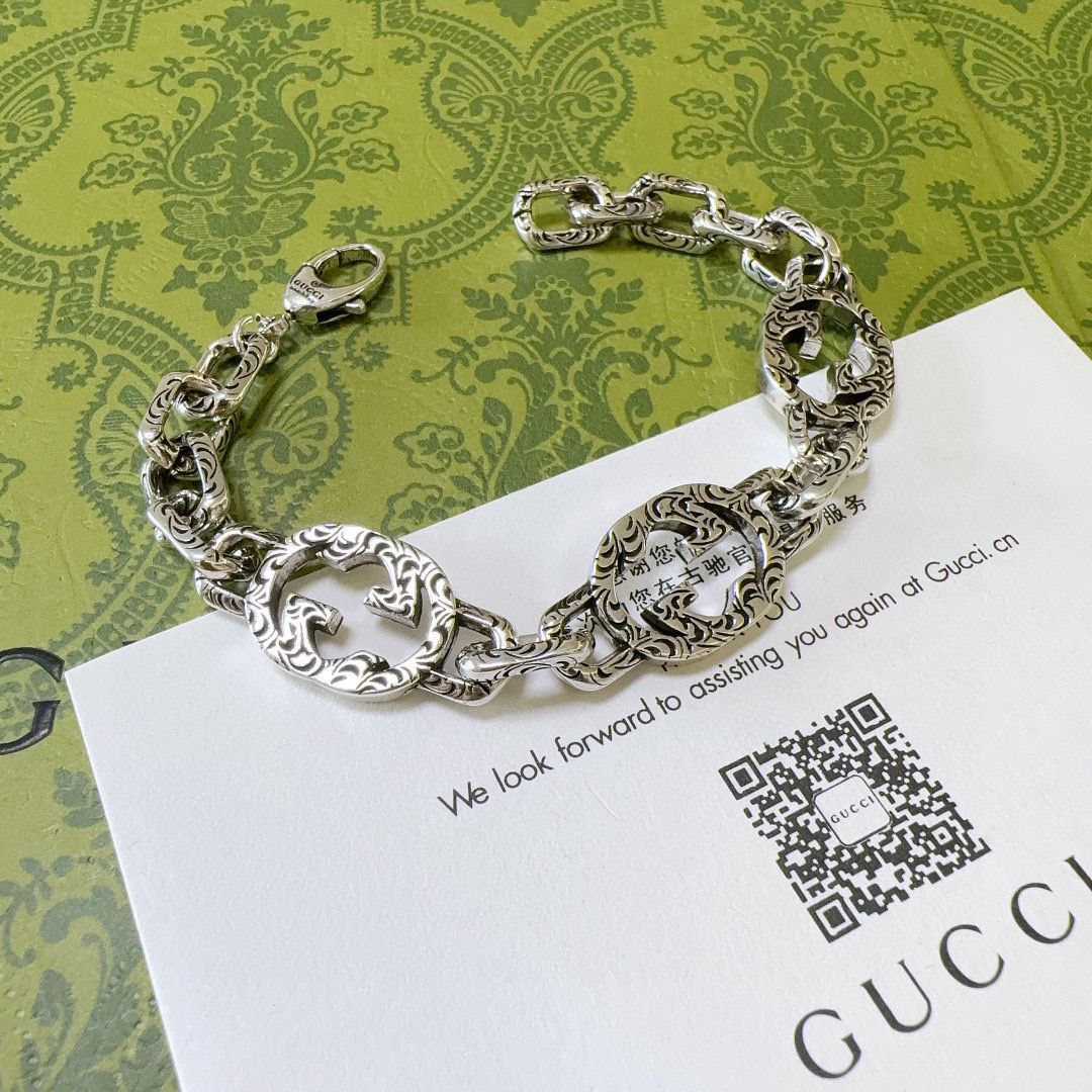 NO:107628,Comment. Gucci recommended models are released. The latest classic model of Gucci bracelet. It is exquisite, regardless of style or texture. It is absolutely top feel. Just take a look and you can understand the original logo. Super nice. The best choice for matching clothes. It is a must-have artifact for men and women. The number of codes is 18.19.20.21.22.23.24 cm. Simple and atmospheric, low-key and luxurious. The jewelry is boutique, gucci, gucci, bracelet19860909批 . 古驰推荐款最新出炉 Gucci古驰手链最新款的经典款 精致无论款式 质感 都是绝对的顶尖feel 只要看一眼就懂了原版logo 超 nice 搭配衣服最佳的选择,男女同款必备神器 码数18.19.20.21.22.23.24厘米 简单又大气,低调显奢华,饰品精品,gucci,gucci,bracelet,Jewelry