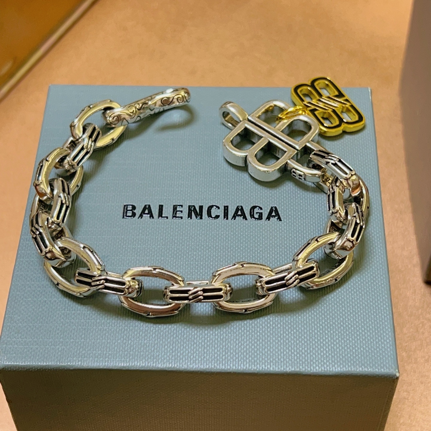 NO:113574,Batch. Original new product Balenciaga bracelets, Balenciaga bracelets, special counters, Balenciaga bracelets, popular products for men, unique design, avant-garde, must-have for both men and women!  Number of codes 18.20.22.24cm, jewelry quality, balenciaga, balenciaga, bracelet19860909批. 原单货新品 巴黎世家 Balenciaga手链专柜一致巴黎世家手链 男士火爆款出货 设计独特 前卫 男女必备！码数18.20.22.24cm,饰品精品,balenciaga,balenciaga,bracelet,Jewelry