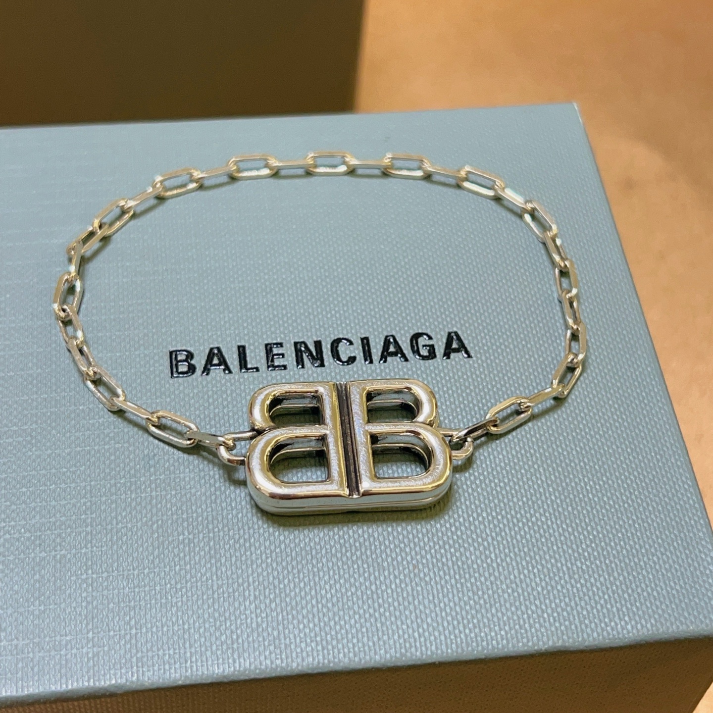 NO:107838,Batch. Original new product Balenciaga bracelets, Balenciaga bracelets, special counters, Balenciaga bracelets, popular products for men, unique design, avant-garde, must-have for both men and women!  Number of codes 18.20.22 cm, jewelry quality, balenciaga, balenciaga, bracelet19860909批. 原单货新品 巴黎世家 Balenciaga手链专柜一致巴黎世家手链 男士火爆款出货 设计独特 前卫 男女必备！码数18.20.22.厘米,饰品精品,balenciaga,balenciaga,bracelet,Jewelry