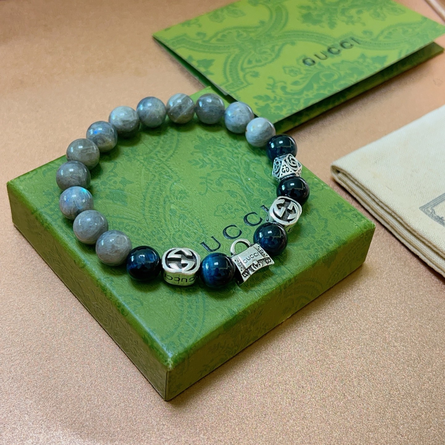 NO:107816,The new product releases Gucci bracelets for men and women. The latest moonstone bracelets have higher grades. Stars have the same style. Anger Forest series double g crystal bracelet. Size: 16-24 cm. Details are used to treat the old version. Non-market bright version. This one is always being made on the market. Gucci is popular in the hot-selling style. Very easy to match clothes, fine accessories, gucci, bracelet19860909批 新品发布古驰手链男女同款 最新款月光石手链档次更高明星同款Anger Forest系列双g水晶手链 尺寸:16-24厘米 细节对版做旧处理 非市面亮面版型 非市面普通做这款一直在出 古驰里面热卖款 非常好搭配衣服,饰品精品,gucci,bracelet,Jewelry