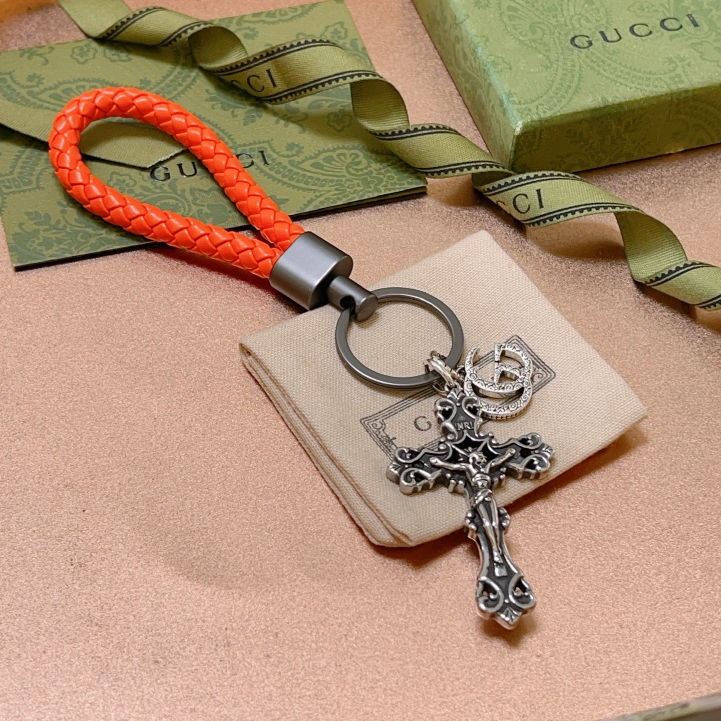 NO:113584,New product release Gucci keychain Gucci bag buckle Latest bag hanging accessories higher grade Celebrity same Anger Forest series dual G classic co-branded design concept keychain series Details are used for the old version Non-market glossy version This model has been released. Gucci is very good to match with trendy backpacks, jewelry boutiques, gucci, backpacks, keychain19860909批新品发布 古驰钥匙扣 古驰包包扣 最新款包包挂饰档次更高明星同款Anger Forest系列双G经典款联名设计理念钥匙扣系列 细节对版做旧处理 非市面亮面版型 这款一直在出 古驰里面热卖款 非常好搭配潮流背包,饰品精品,gucci,backpacks,keychain,Jewelry