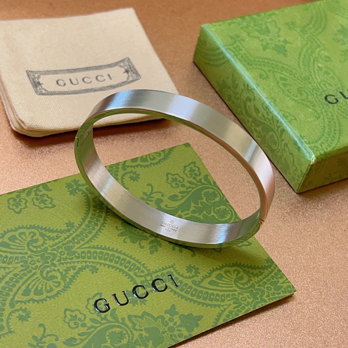 NO:113586,Gucci bracelet bracelets are purely handmade to create the latest bracelets with higher grades, star-like Anger Forest series dual G classic series Gucci bracelet details K gold treatment Non-market glossy version This model has been released. Gucci is very easy to match with trendy clothes, jewelry quality, gucci, bracelet19860909批 古驰手镯手环纯手工打造最新款手镯档次更高明星同款Anger Forest系列双G经典款系列古驰手环 细节对版K金处理 非市面亮面版型 这款一直在出 古驰里面热卖款 非常好搭配潮流衣服,饰品精品,gucci,bracelet,Jewelry