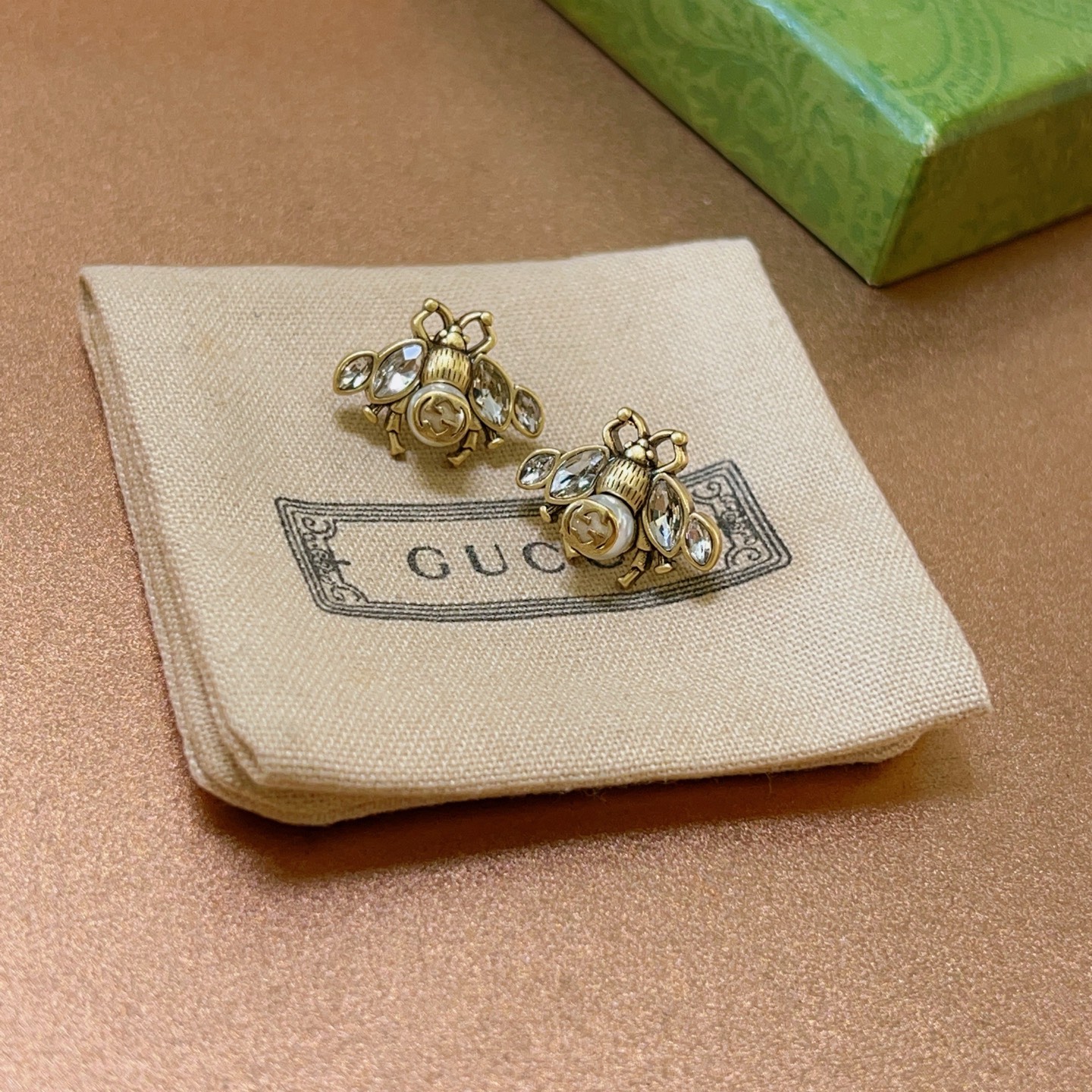 NO:107822,The first release of new products will not be released. The first choice for online celebrities in Douyin’s sales. The latest model of Gucci earrings is higher in grade. The same style as Anger Forest series double G design concept. Retro classic bee series Gucci earrings make high-end clothes more elegant and more brand-name and personality when going out. Details are used to treat the version. Non-market bright style. This model has been released. Gucci is very good at matching, fine jewelry, gucci19860909批 新品首发不爆不发 抖音带货网红首选 古驰耳钉最新款档次更高明星同款Anger Forest系列双g设计理念复古经典蜜蜂系列古驰耳钉 让高档的衣服搭配更有气质 出去更有牌面和个性 细节对版做旧处理 非市面亮面版型 这款一直在出 古驰里面热卖款 非常好搭配,饰品精品,gucci,Jewelry