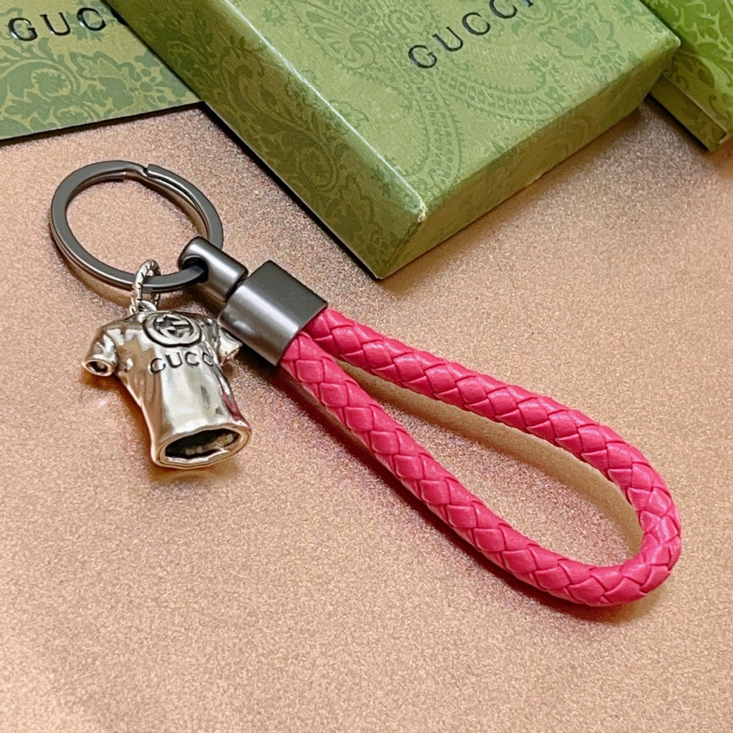 NO:113590,New product release Gucci keychain Gucci bag buckle Latest bag hanging accessories higher grade Celebrity same Anger Forest series dual G classic co-branded design concept keychain series Details are used for the old version Non-market glossy version This model has been released. Gucci is very good to match with trendy backpacks, jewelry boutiques, gucci, backpacks, keychain19860909批新品发布 古驰钥匙扣 古驰包包扣 最新款包包挂饰档次更高明星同款Anger Forest系列双G经典款联名设计理念钥匙扣系列 细节对版做旧处理 非市面亮面版型 这款一直在出 古驰里面热卖款 非常好搭配潮流背包,饰品精品,gucci,backpacks,keychain,Jewelry