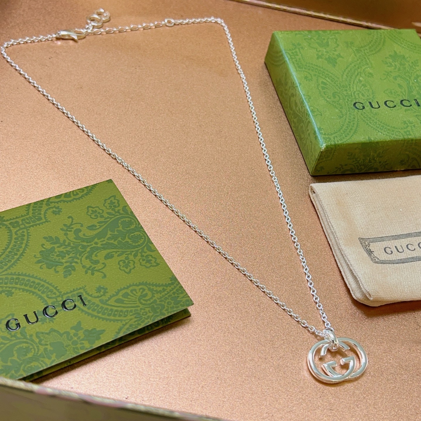 NO:107825,The latest model of Gucci necklace has a higher chain grade and the same style. High-end products are made with fine craftsmanship and pure hand-made to create the perfect latest style. Anger Forest series double G Gucci necklace, details are treated with ancient silver, non-market bright style. This model has been released. Gucci is very good at matching trendy clothes, fine accessories, gucci, necklace19860909批 古驰项链最新款链条档次更高明星同款.高端货做出来精工细致纯手工打造完美的最新款式 Anger Forest系列双G古驰项链 细节对版古银处理 非市面亮面版型 这款一直在出 古驰里面热卖款 非常好搭配潮流衣服,饰品精品,gucci,necklace,Jewelry