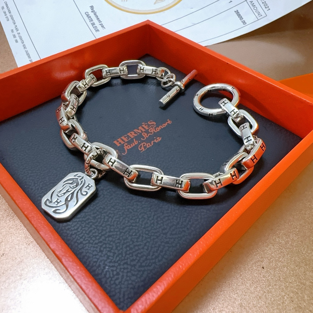 NO:113593,Bill. New Hermes bracelet thickened version, Platinum version. High-end precision version [color][color] Many internet celebrities have the same style. Hermes bracelets are so tested by the master's craftsmanship. It is not simple to ensure that every detail is in place. High-end customization, men and women, Hermes is popular 1:1 super exquisite star. The same k-gold texture, precision high-end craftsmanship is created. I really like the number of numbers 18.20. 22. 24cm, jewelry quality, hermes, bracelet19860909批.新款爱马仕手链加厚版 铂金版.高级精工版[色][色]众多网红同款 爱马仕手链太考验师傅的手艺了 要确保每个细节都到位不简单[色][色] 高端定制 男女同款 爱马仕火爆 1:1超精赞明星 同款 k金质感,精工高端工艺打造出炉. 上手真的赞爆码数18.20. 22. 24cm,饰品精品,hermes,bracelet,Jewelry