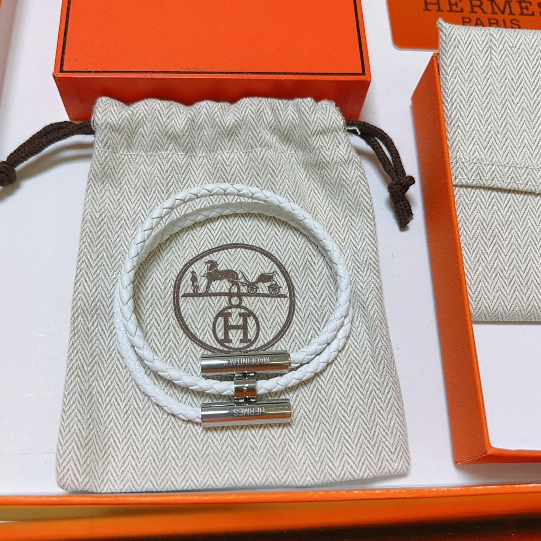 NO:113599,Bill. New Hermes bracelet bracelet thickened version, Platinum version. High-end precision version [color][color] Many internet celebrities same style. Hermes bracelets test the master's craftsmanship too much. It's not simple. [color][color] High-end customization, same style for men and women, Hermes is popular 1:1 super exquisite star. The same style k gold texture, and the high-end craftsmanship is created. It is really awesome to use, and the jewelry is boutique, hermes, hermes, bracelet19860909批.新款Hermes爱马仕手链编织手绳加厚版 铂金版.高级精工版[色][色]众多网红同款 爱马仕手链太考验师傅的手艺了 要确保每个细节都到位不简单[色][色] 高端定制 男女同款 爱马仕火爆 1:1超精赞明星 同款 k金质感,精工高端工艺打造出炉. 上手真的赞爆,饰品精品,hermes,hermes,bracelet,Jewelry