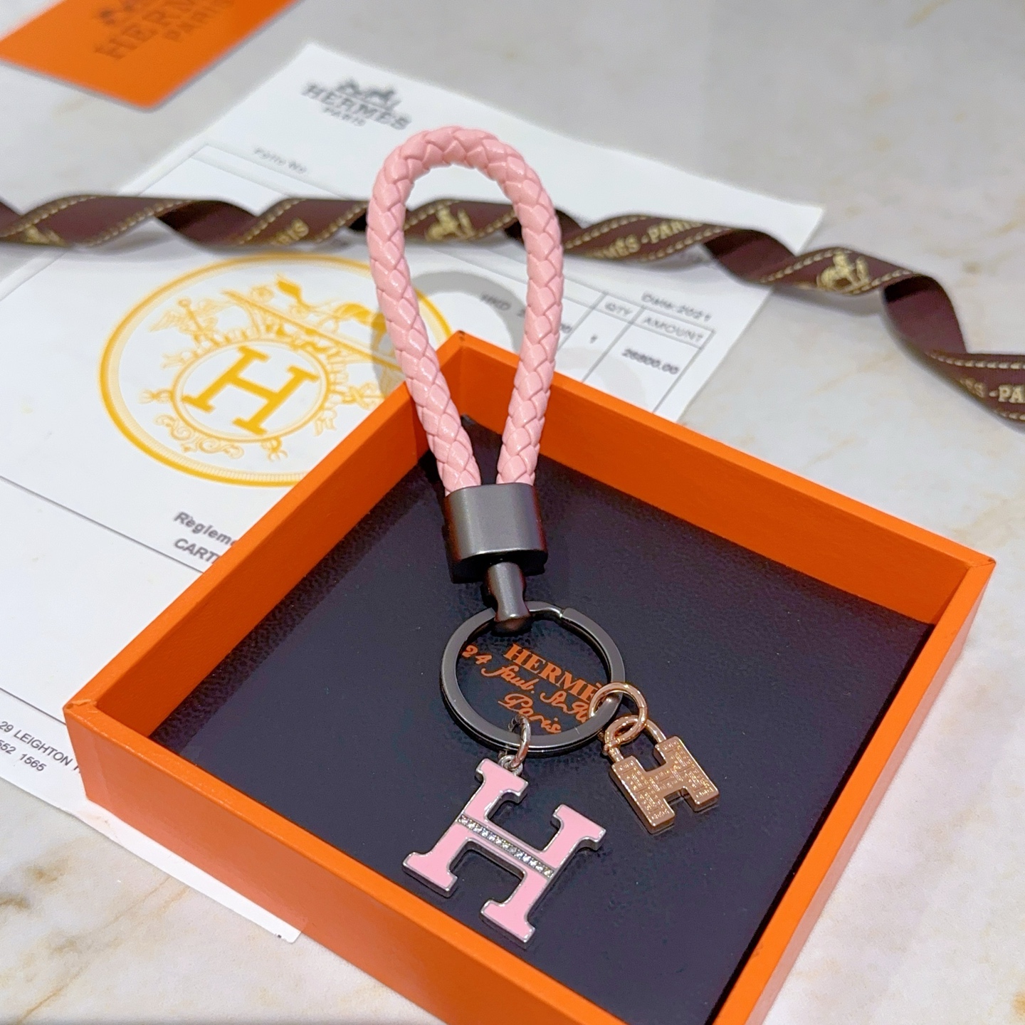 NO:113605,Purchase. New Hermes keychain thickened version, Platinum version. High-end precision version [color][color] Many internet celebrities same style. Hermes hanging decoration keychain is too challenging for the master's craftsmanship. It is not simple to ensure that every detail is in place. High-end customization, same style for men and women, Hermes is popular 1:1 super exquisite star. The same style k gold texture, and the high-end craftsmanship is created. Car keychain is really awesome, jewelry quality, hermes, hermes, keychain19860909批.新款Hermes爱马仕钥匙扣钥匙扣加厚版 铂金版.高级精工版[色][色]众多网红同款 爱马仕挂饰钥匙扣太考验师傅的手艺了 要确保每个细节都到位不简单[色][色] 高端定制 男女同款 爱马仕火爆 1:1超精赞明星 同款 k金质感,精工高端工艺打造出炉. 车钥匙扣上真的赞爆,饰品精品,hermes,hermes,keychain,Jewelry