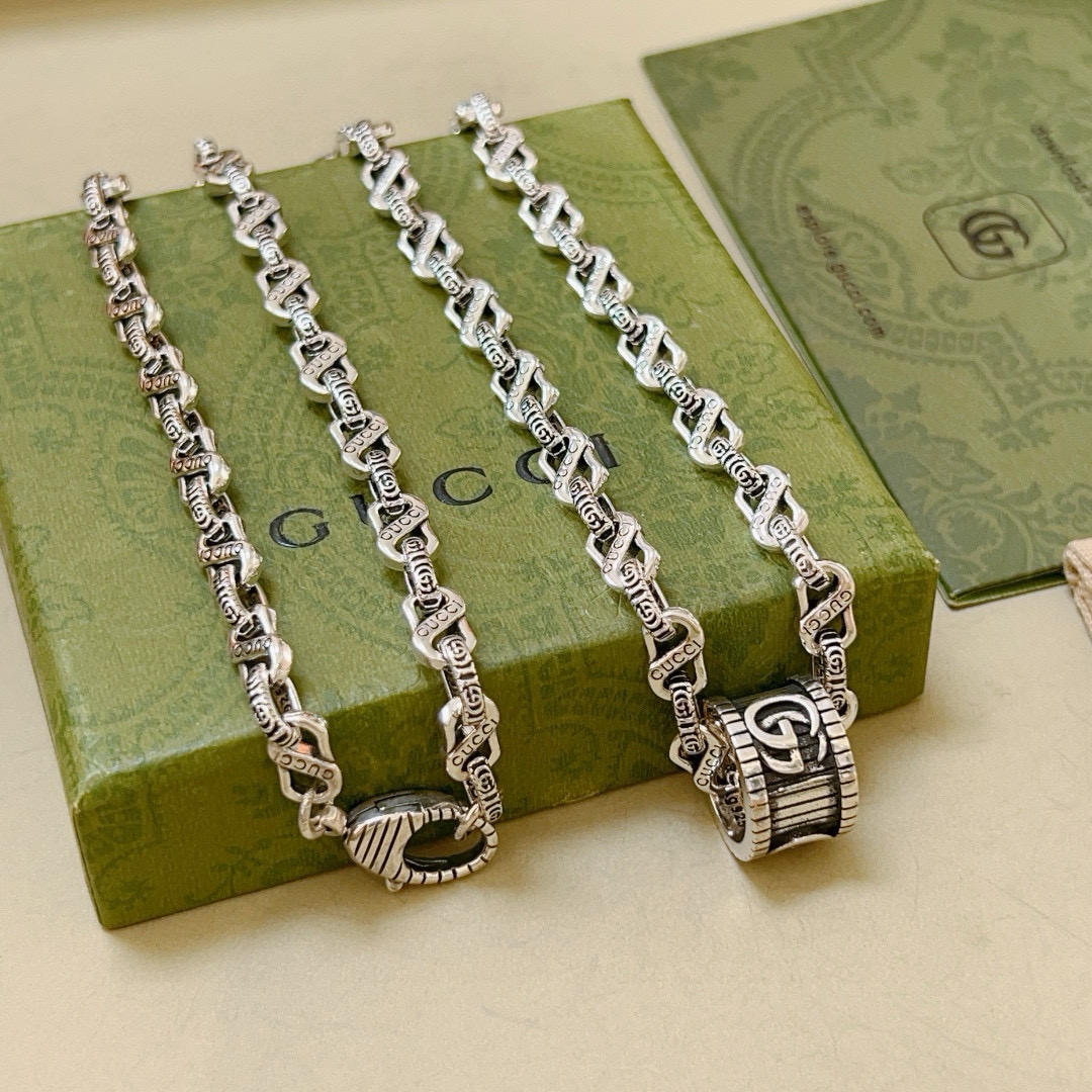 NO:113608,Batch: New products are released without any explosion. The first choice for online celebrities selling goods on Douyin. The latest model of Gucci necklace has a higher chain. Celebrities have the same style. The Anger Forest series double-g design concept retro necklace makes high-end clothes more elegant and more brand-name and personality when going out. Details are used to treat the version. Non-market bright style. This model has been released. Gucci is very good at matching. Premium accessories, gucci, necklace19860909批  新品发布不爆不发 抖音带货网红首选 古驰项链最新款链条档次更高明星同款Anger Forest系列双g设计理念复古项链 让高档的衣服搭配更有气质 出去更有牌面和个性 细节对版做旧处理 非市面亮面版型 这款一直在出 古驰里面热卖款 非常好搭配,饰品精品,gucci,necklace,Jewelry