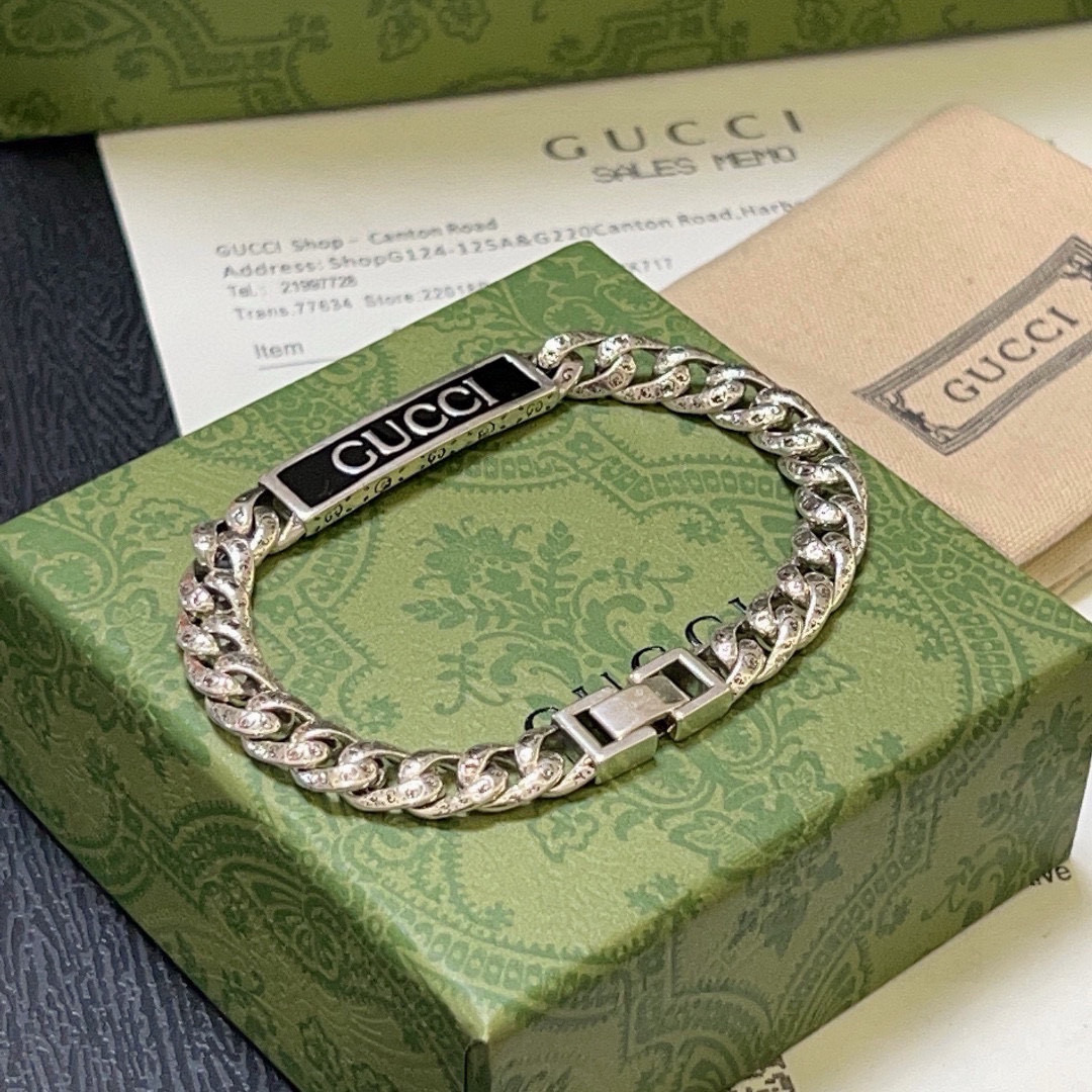 NO:107831,Comment. Gucci new bracelets are released. The latest classic style of Gucci Gucci bracelet is exquisite, regardless of style or texture. You can understand the pattern logo chain body at a glance. Original logo is super nice. The most effective choice for matching clothes. It is a must-have artifact for men and women. Simple and atmospheric, low-key and luxurious. The number is 16.18. 20.22.24 cm. Premium jewelry, gucci, gucci, bracelet19860909批. 古驰新品手链出炉 Gucci古驰手链最新款的经典款 精致无论款式 质感 都是绝对的顶尖feel 只要看一眼就懂了认准花纹logo链身 原版logo 超 nice 搭配衣服最驾驭选择,男女同款必备神器 简单又大气,低调显奢华码数16.18. 20.22.24厘米,饰品精品,gucci,gucci,bracelet,Jewelry