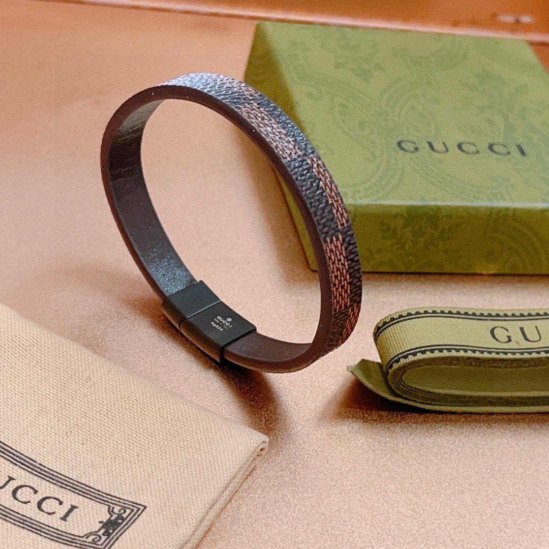 NO:113614,The latest model of Gucci bracelet bracelet is purely handmade retro style pattern cowhide leather grade is higher star style Anger Forest series double G classic series retro silver men and women bracelet bracelet size: 18.5>19.5>20.5>21.5 cm Details are used to treat the version, non-market bright style This model has been released. Gucci is very easy to match with trendy clothes, fine accessories, gucci, bracelet, cowhide19860909批古驰手绳手环最新款纯手工复古风格纹牛皮档次更高明星同款Anger Forest系列双G经典款系列复古银男女同款手链 手绳尺寸:18.5>19.5>20.5>21.5厘米 细节对版做旧处理 非市面亮面版型 这款一直在出 古驰里面热卖款 非常好搭配潮流衣服,饰品精品,gucci,bracelet,cowhide,Jewelry