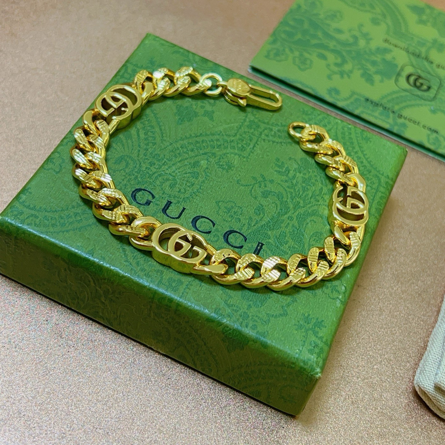 NO:107818,. The latest release of Gucci Gucci bracelets. The latest classic style is exquisite, regardless of style or texture. You can understand the original logo at a glance. Super nice. A must-have for matching clothes. A must-have artifact for men and women. The number of codes is 18.20.22.24 cm. You can also change other sizes, jewelry quality, gucci, gucci, bracelet19860909批. 最新出炉 Gucci古驰手链最新款的经典款 精致无论款式 质感 都是绝对的顶尖feel 只要看一眼就懂了原版logo 超 nice 搭配衣服必选择,男女同款必备神器 码数18.20.22.24厘米 还可以改其他尺寸,饰品精品,gucci,gucci,bracelet,Jewelry