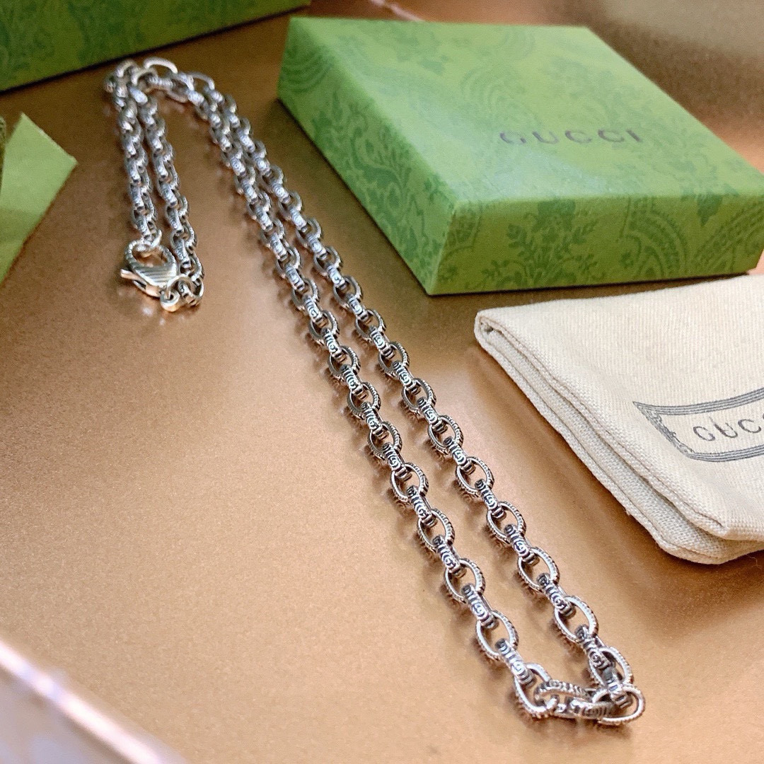 NO:107821,The latest model of Gucci necklaces is higher in chain grade, star style Anger Forest series double g pure necklace is simple, atmospheric and upscale, chain length 60 cm can be changed, details are used to treat the version, non-market bright style This model has been released. Gucci is very easy to match with trendy clothes, fine accessories, gucci, necklace19860909批古驰项链最新款链条档次更高明星同款Anger Forest系列双g纯项链简单大气上档次 链长60厘米可改长度 细节对版做旧处理 非市面亮面版型 这款一直在出 古驰里面热卖款 非常好搭配潮流衣服,饰品精品,gucci,necklace,Jewelry