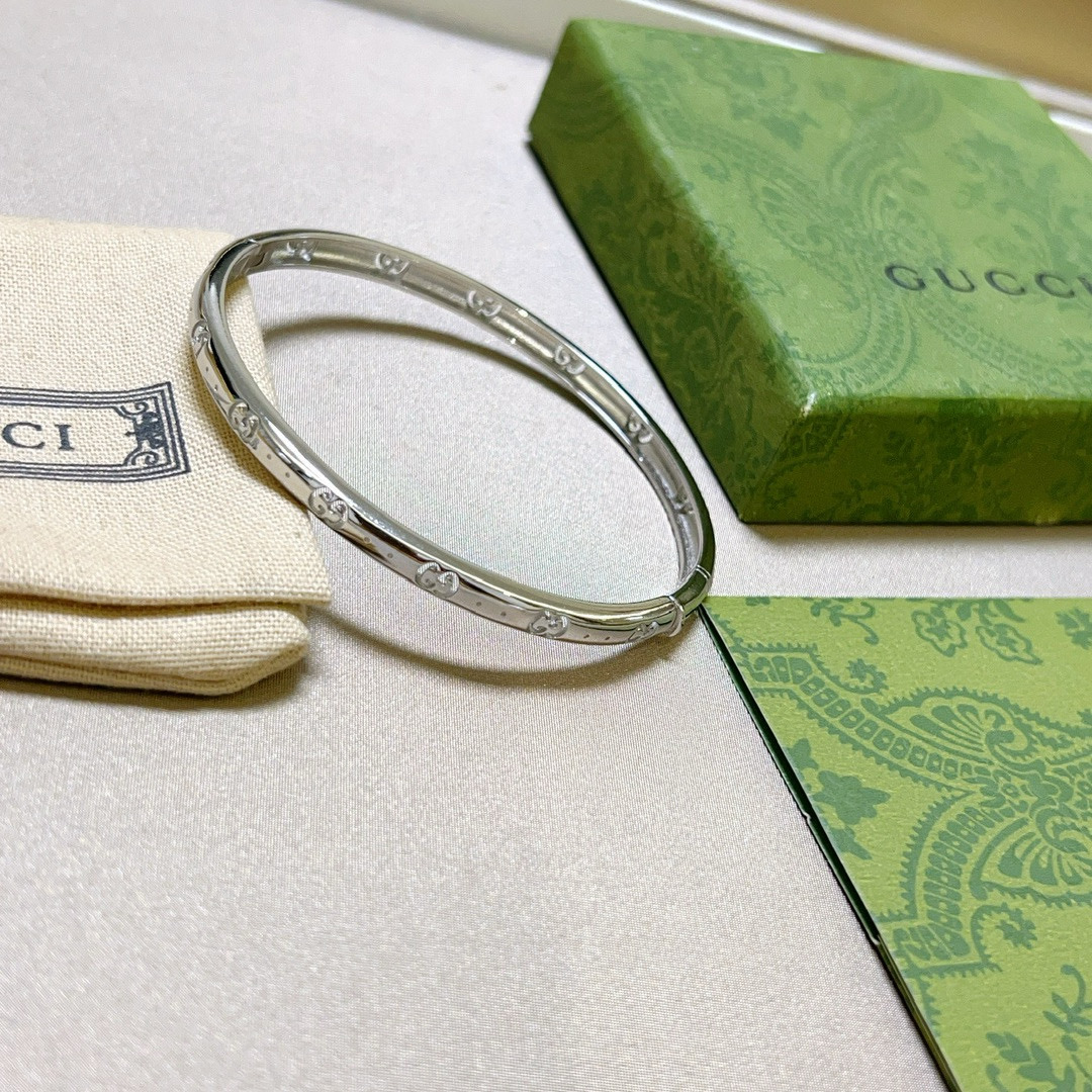 NO:108126,Compare. Recognize the exclusive old-fashioned series Gucci bracelet bracelet with unique charm and latest bracelet with higher grades. The same Anger Forest series double G classic series high-quality new Gucci bracelet. Details are used to treat the old version. Non-market glossy version. This model has been released. Gucci is very good at matching trendy clothes, jewelry quality, gucci, bracelet19860909批.认准独家做旧系列古驰手镯手环独特魅力十足最新款手镯 档次更高明星同款Anger Forest系列双G经典款系列高品质新品古驰手环 细节对版做旧处理 非市面亮面版型 这款一直在出 古驰里面热卖款 非常好搭配潮流衣服,饰品精品,gucci,bracelet,Jewelry