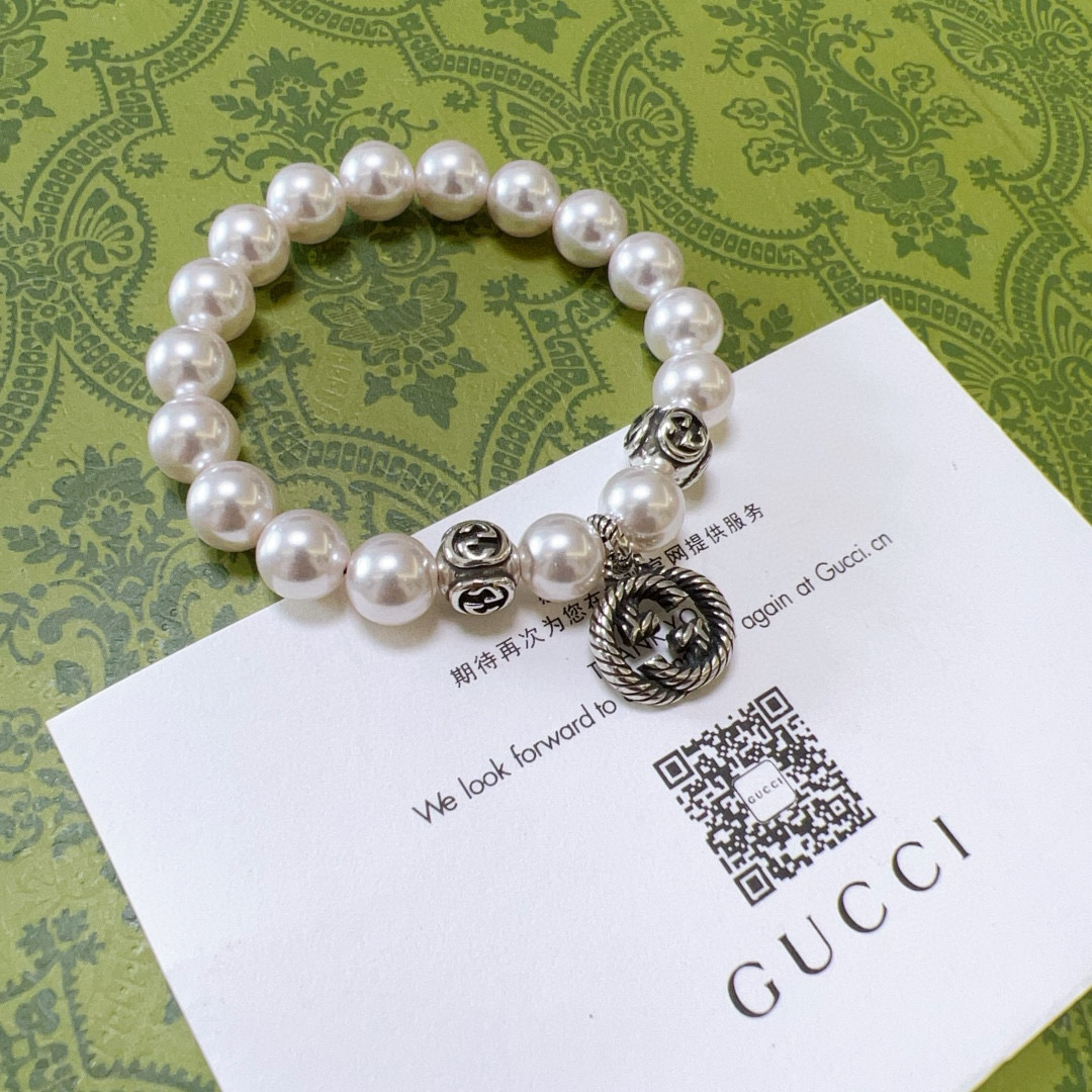 NO:108129,Buy Gucci bracelets are the same as men and women. The latest pearl bracelets are higher in grade. Stars are the same as Anger Forest series double g pearl bracelets. Size: 16-24 cm. Full and round pearls. Details are used to treat the version. Non-market bright style. This one is always being made on the market. Gucci is popular in the best version. Very easy to match clothes, fine accessories, gucci, bracelet19860909批 古驰手链男女同款 最新款珍珠手链档次更高明星同款Anger Forest系列双g珍珠手链 尺寸:16-24厘米 粒粒饱满圆润的珍珠 细节对版做旧处理 非市面亮面版型 非市面普通做这款一直在出 古驰里面热卖款 非常好搭配衣服,饰品精品,gucci,bracelet,Jewelry