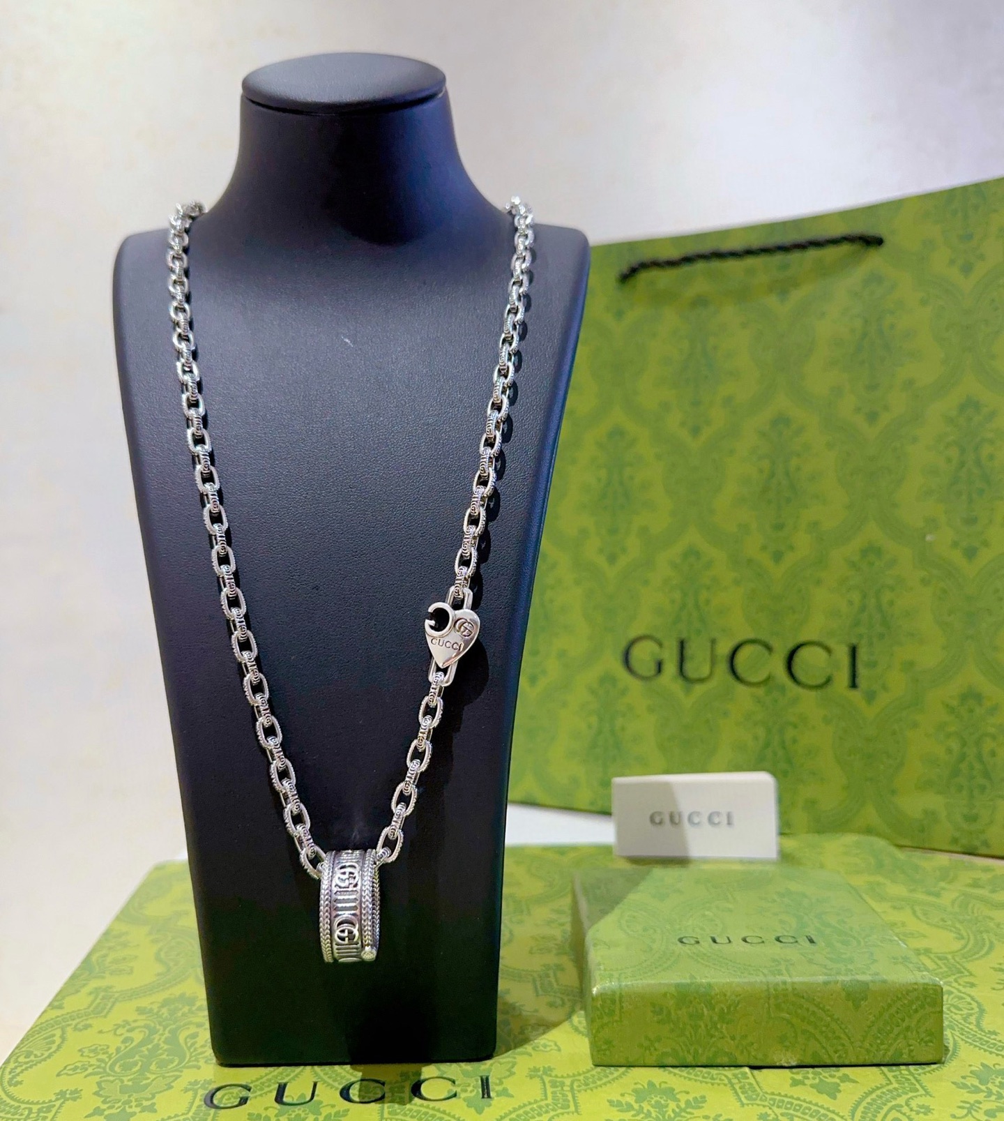 NO:108132,The latest model of Gucci necklace is higher in chain grade, star style Anger Forest series double G pendant Gucci necklace, details are used to treat the version, non-market glossy version, this model has been released, Gucci is popular in it, very easy to match with trendy clothes, jewelry quality, gucci, necklace19860909批 古驰项链最新款链条档次更高明星同款Anger Forest系列双G吊坠古驰项链 细节对版做旧处理 非市面亮面版型 这款一直在出 古驰里面热卖款 非常好搭配潮流衣服,饰品精品,gucci,necklace,Jewelry