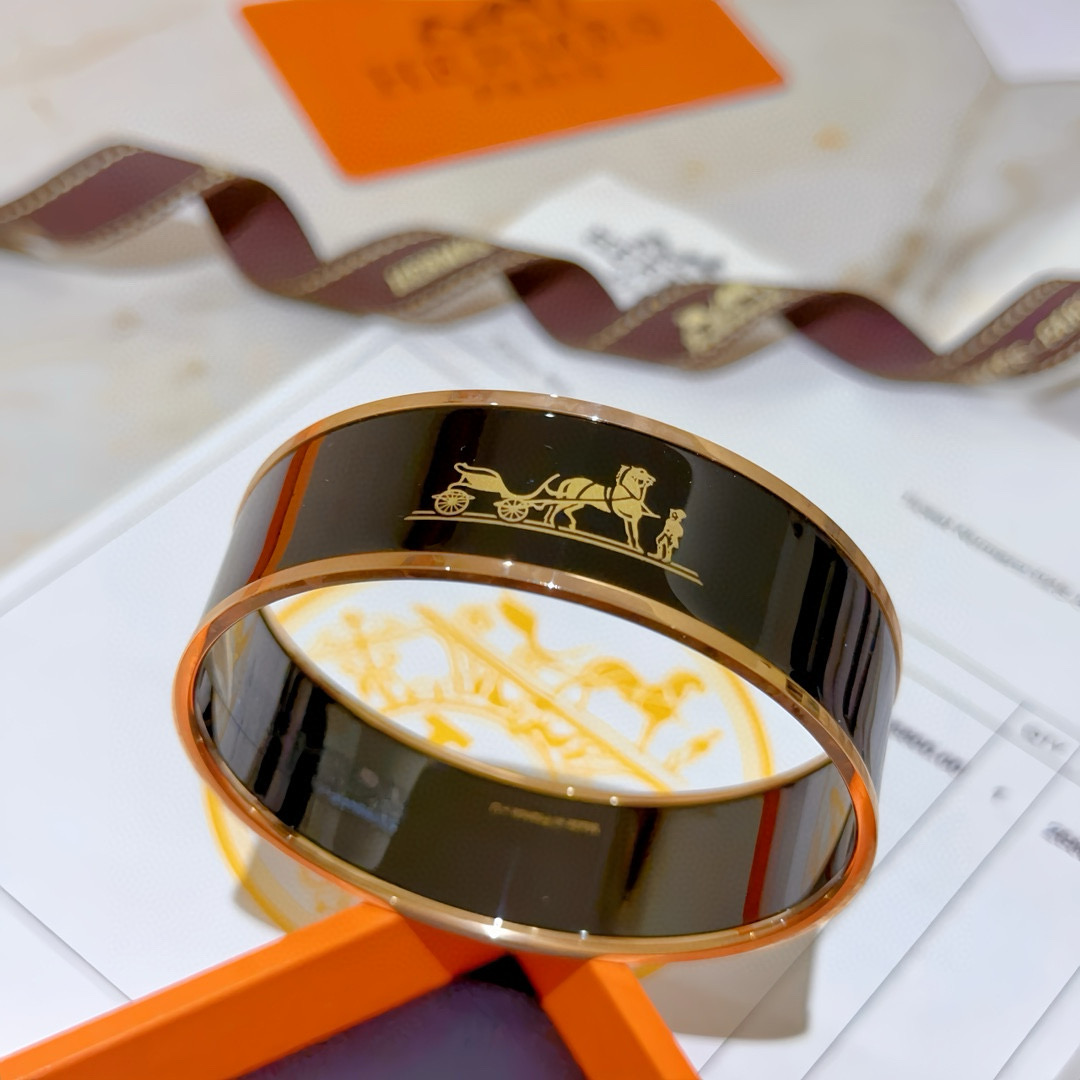 NO:113595,Hermes bracelet Original customization 20mm wide version bracelet The enamel craftsmanship tests the master's craftsmanship to ensure the color is handmade [color][color] v gold high-end customization Goddess I love Hermes hot bracelet Super exquisite goddesses Stars Same style High-end franc material, k gold texture, Seiko pure handmade production really praises, jewelry quality, hermes, hermes, bracelet19860909批. Hermes 爱马仕手镯 原版定制 20mm宽版手环 珐琅工艺太考验师傅的手艺了 要确保色泽手工制作好[色][色] v金高端定制 女神 都爱爱马仕火爆手镯 超精赞各路女神 明星 同款 高端法郎材质,k金质感,精工纯手工出品上手真的赞,饰品精品,hermes,hermes,bracelet,Jewelry
