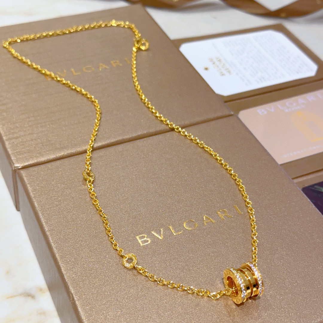 。宝格丽项链V金材质 带logo。BVLGARI宝格丽 DIVAS‘ DREAM 系列 品相完美，细节无
