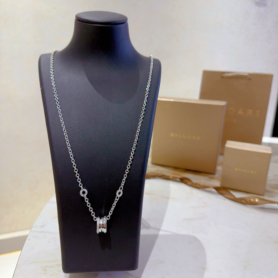 NO:113156,Bulgari necklace made of V gold BVLGARI DIVAS’ DREAM series Perfect appearance and invincible details. The unique color is completely impeccable, and is decorated with a classic ring shape design. It is simple but elegant and eye-catching. The combination of V gold makes the complexion more elegant and charming. The same style as men and women Bulgari necklace, jewelry boutique, bottega veneta, bvlgari, bvlgari, necklace19860909批.宝格丽项链V金材质 BVLGARI宝格丽 DIVAS‘ DREAM 系列 品相完美,细节无敌,那种独特的色泽完全无可挑剔,再缀以经典指环外形设计,简约之余却又优雅夺目,V金的组合更显气色,上身雅致动人.男女同款 宝格丽项链,饰品精品,bottega veneta,bvlgari,bvlgari,necklace,Jewelry