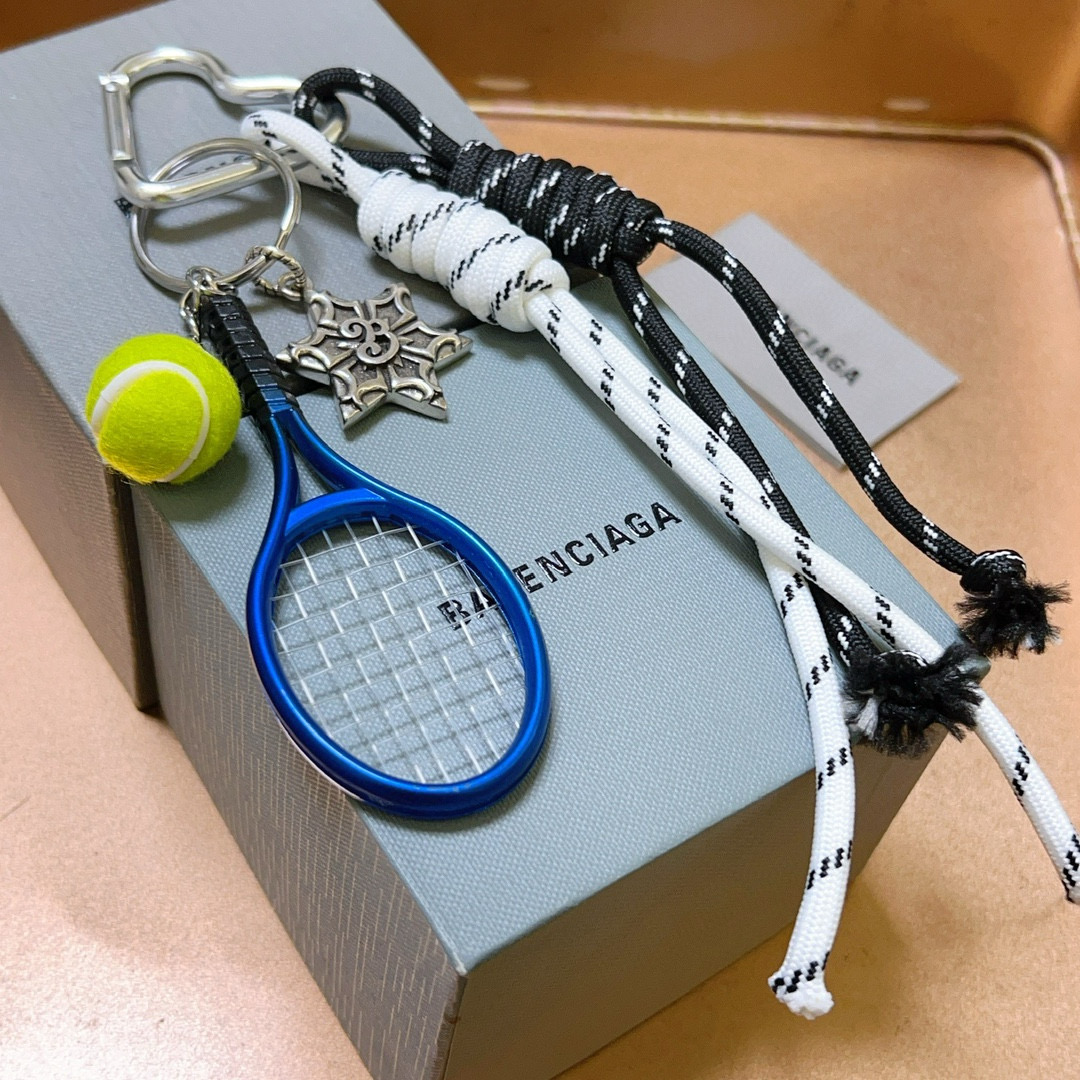 NO:113166,New products released Balenciaga bag hanging keychain Balenciaga keychain The latest bag hanging decoration is higher grade star style classic co-branded design concept keychain series Detailed version aging Non-market glossy version This model has been released. Balenciaga is very easy to match with trendy backpacks, jewelry quality, balenciaga, backpacks, keychain19860909批新品发布 巴黎世家包包挂饰钥匙扣 巴黎世家钥匙扣 最新款包包挂饰档次更高明星同款 经典款联名设计理念钥匙扣系列 细节对版做旧处理 非市面亮面版型 这款一直在出 巴黎世家里面热卖款 非常好搭配潮流背包,饰品精品,balenciaga,backpacks,keychain,Jewelry