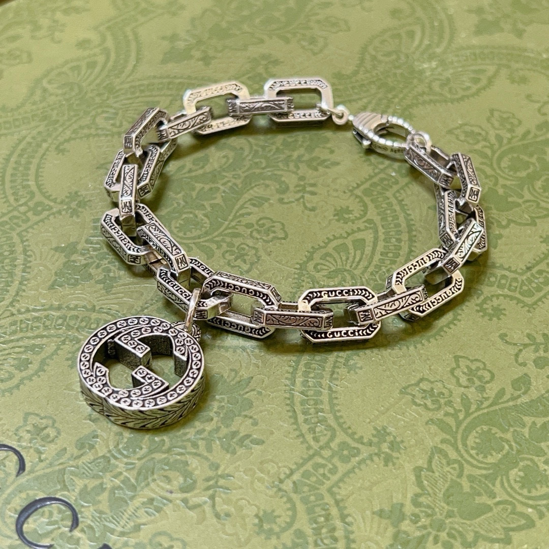 NO:113169,. The latest tycoon bracelet, identify the details, exclusive high quality, the latest classic style of Gucci bracelet, exquisite, no matter the style or texture, is absolutely top feel. Just take a look and you will understand it. Super nice. The best choice for matching clothes, a must-have artifact for men and women. The number of 17 to 24 cm, the quality of jewelry, gucci, gucci, bracelet19860909批. 最新出炉土豪版手链 认准细节 独家高品质 Gucci古驰手链最新款的经典款 精致无论款式 质感 都是绝对的顶尖feel 只要看一眼就懂了超 nice 搭配衣服最佳的选择,男女同款必备神器 码数17到24公分,饰品精品,gucci,gucci,bracelet,Jewelry