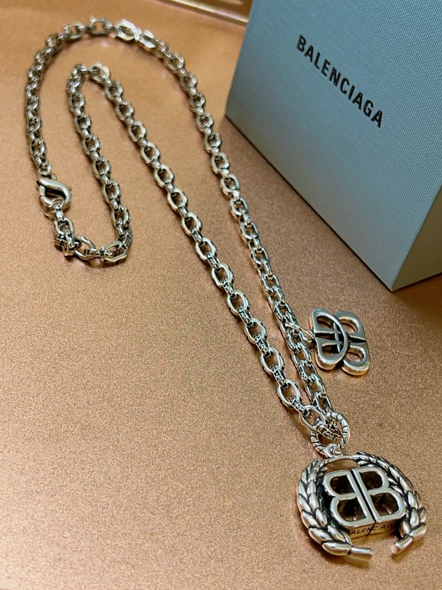 NO:113149,Batch original single product Balenciaga Necklace Balenciaga New necklace counter is consistent, fine details and workmanship are in place, fine design process, hot products are shipped, unique design, retro style Balenciaga Necklace, fine jewelry, balenciaga, balenciaga, necklace19860909批 原单货新品 巴黎世家项链 Balenciaga 新款项链专柜一致 细节做工精细 每个细节流程到位 设计工艺精细 火爆款出货 设计独特 复古风格 巴黎世家项链,饰品精品,balenciaga,balenciaga,necklace,Jewelry