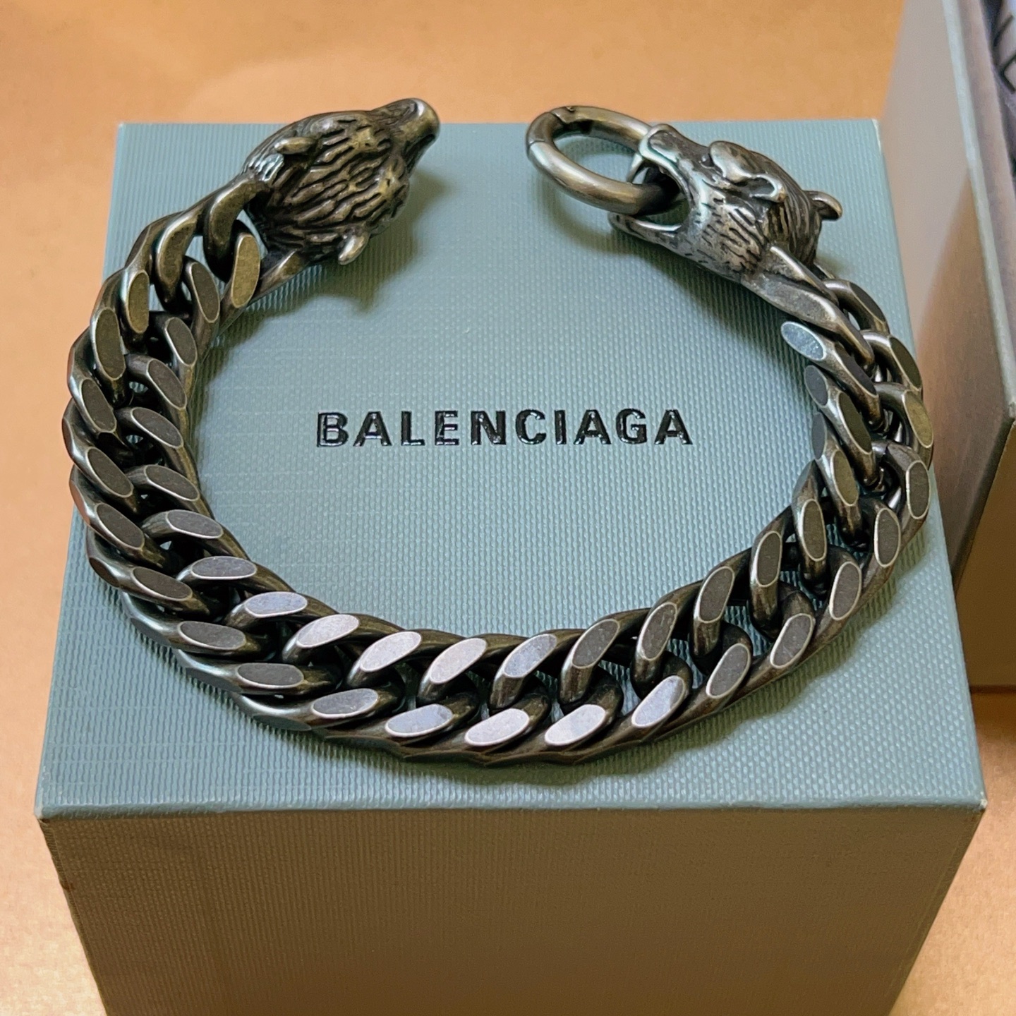 NO:113158,Batch. Original single product Balenciaga bracelet Balenciaga bracelet counter uniform Balenciaga bracelet. Men's hot products are shipped. Unique design. Avant-garde. Must-have for men!  Retro old design, no oxidation or fading, fine jewelry, balenciaga, balenciaga, bracelet19860909批. 原单货新品 巴黎世家手链Balenciaga手链专柜一致巴黎世家手链 男士火爆款出货 设计独特 前卫 男士必备！复古做旧设计 任带不氧化不退色,饰品精品,balenciaga,balenciaga,bracelet,Jewelry