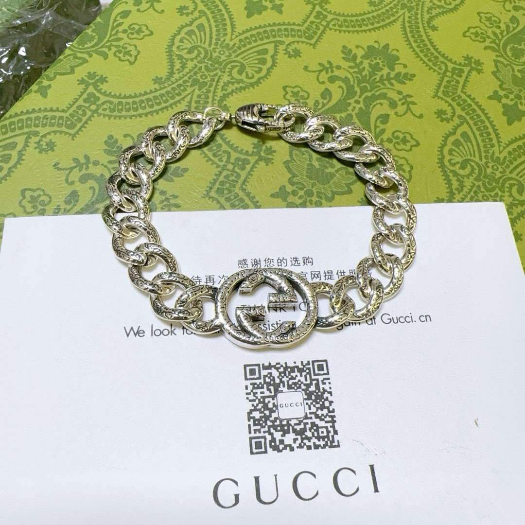 NO:113164,. The latest tycoon bracelet, identify the details, exclusive high quality, the latest classic style of Gucci bracelet, exquisite, no matter the style or texture, is absolutely top feel. Just take a look and you will understand it. Super nice. The best choice for matching clothes, a must-have artifact for men and women. The number of 17 to 24 cm, the quality of jewelry, gucci, gucci, bracelet19860909批. 最新出炉土豪版手链 认准细节 独家高品质 Gucci古驰手链最新款的经典款 精致无论款式 质感 都是绝对的顶尖feel 只要看一眼就懂了超 nice 搭配衣服最佳的选择,男女同款必备神器 码数17到24公分,饰品精品,gucci,gucci,bracelet,Jewelry