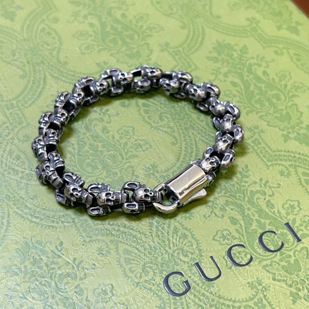 NO:108076,Comment. Gucci's latest release. Recommended series Gucci's latest classic skull style. New bracelets are exquisite, regardless of style or texture. You can understand the original logo at a glance. Super nice. The best choice for matching clothes, which shows low-key luxury and connotation., boutique jewelry, gucci, gucci, bracelet19860909批. 古驰最新出炉 推荐系列Gucci古驰手链最新款的骷髅头经典款 新品手链精致无论款式 质感 都是绝对的顶尖feel 只要看一眼就懂了原版logo 超 nice 搭配衣服最佳的选择,显低调奢华有内涵.,饰品精品,gucci,gucci,bracelet,Jewelry