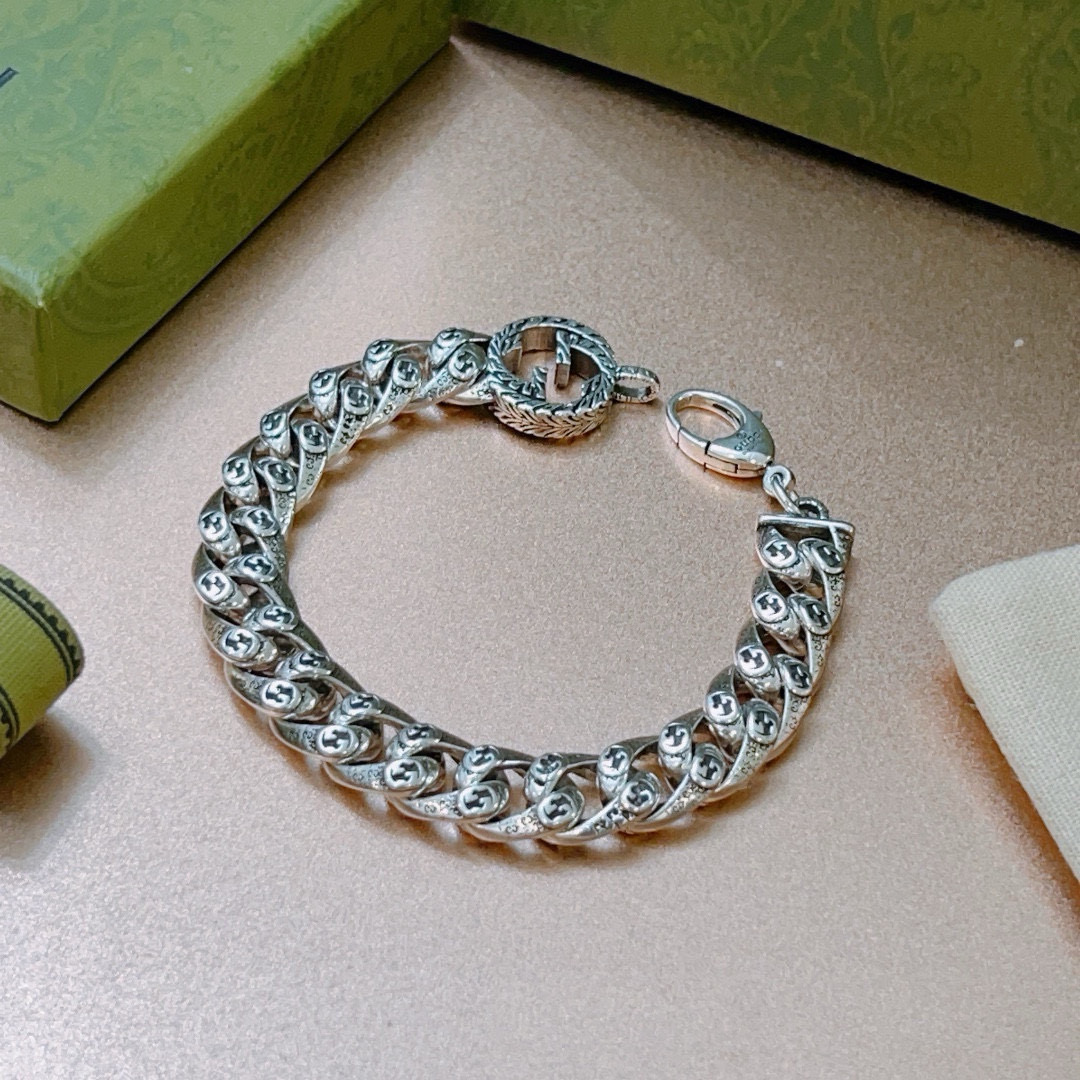 NO:108079,. The latest release of Gucci Gucci bracelets. The latest classic style is exquisite, regardless of style or texture. You can understand the original logo at a glance. Super nice. The best choice for matching clothes. It is a must-have artifact for men and women. The number of codes is 17 to 24 cm, the quality of jewelry, gucci, gucci, bracelet19860909批. 最新出炉 Gucci古驰手链最新款的经典款 精致无论款式 质感 都是绝对的顶尖feel 只要看一眼就懂了原版logo 超 nice 搭配衣服最佳的选择,男女同款必备神器 码数17到24厘米,饰品精品,gucci,gucci,bracelet,Jewelry