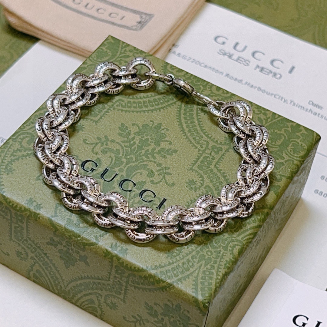 NO:108067,Comment. The latest recommended Gucci bracelet models are released. The latest classic style of Gucci bracelets. The exquisite and texture are absolutely top-notch feels. Just take a look and you can understand the original logo. Super nice. The best choice for matching clothes. It is a must-have artifact for men and women. The number of 18..20..22.24 cm can also be changed. Simple and atmospheric, low-key and luxurious. The jewelry is boutique, gucci, gucci, bracelet19860909批 . 古驰手链推荐款最新出炉 Gucci古驰手链最新款的经典款 精致无论款式 质感 都是绝对的顶尖feel 只要看一眼就懂了原版logo 超 nice 搭配衣服最佳的选择,男女同款必备神器 码数18..20..22.24厘米 还可以改尺寸 简单又大气,低调显奢华,饰品精品,gucci,gucci,bracelet,Jewelry
