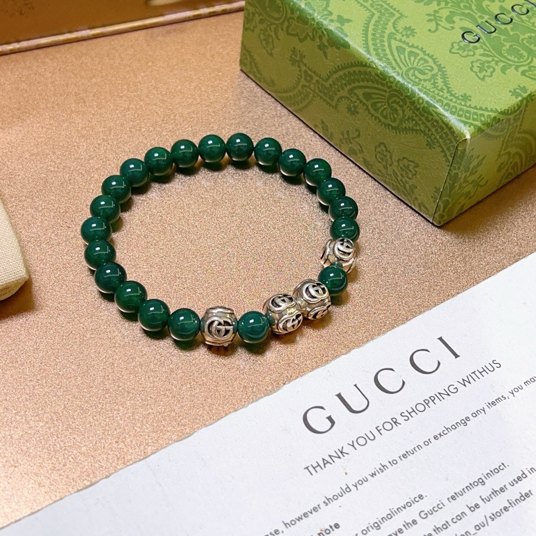 NO:113173,Buy Gucci bracelets are the same as men and women. The latest natural crystal bracelets are higher in grade. Stars are the same as Anger Forest Dragon Year series double g green agate crystal bracelet. Size: 16-24 cm. Details are used to treat the old version. Non-market bright version. This one is always being made on the market. Gucci is popular in the hot-selling model. Very easy to match clothes, fine accessories, gucci, bracelet19860909批 古驰手链男女同款 最新款天然水晶手链档次更高明星同款Anger Forest龙年系列双g绿玛瑙水晶手链 尺寸:16-24厘米 细节对版做旧处理 非市面亮面版型 非市面普通做这款一直在出 古驰里面热卖款 非常好搭配衣服,饰品精品,gucci,bracelet,Jewelry