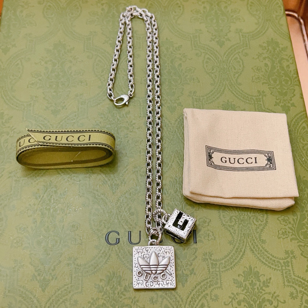 NO:113176,The latest model of Gucci Necklace 2025 is higher in chain grade, star-like Anger Forest series double G Gucci Necklace, chain length 60 cm can be changed, details are used to treat the version, non-market bright style, this model has been released, Gucci is popular in it, very easy to match with trendy clothes, jewelry quality, gucci, necklace19860909批古驰项链2025最新款链条档次更高明星同款Anger Forest系列双G古驰项链 链长60厘米可改长度 细节对版做旧处理 非市面亮面版型 这款一直在出 古驰里面热卖款 非常好搭配潮流衣服,饰品精品,gucci,necklace,Jewelry