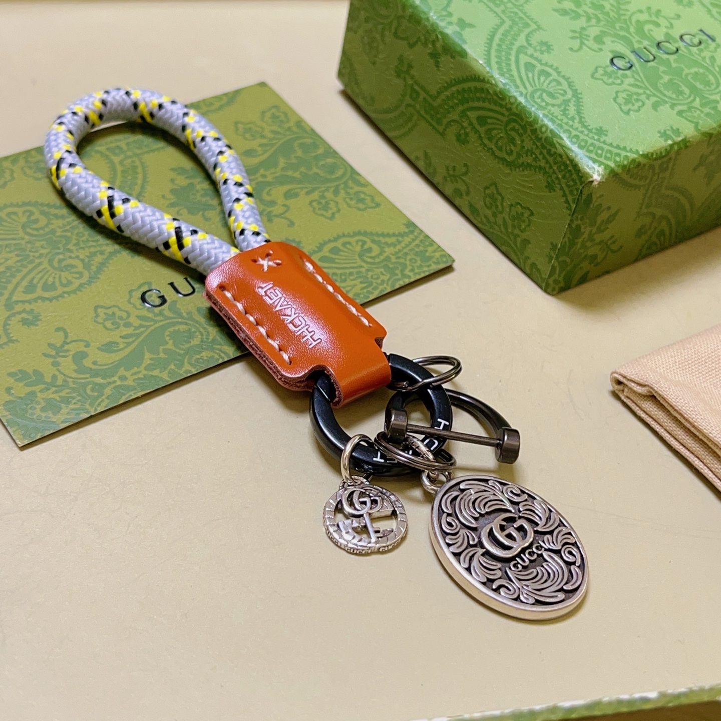 NO:113188,New product release Gucci keychain Gucci bag buckle Latest bag hanging accessories higher grade Celebrity same Anger Forest series dual G classic co-branded design concept keychain series Details are used for the old version Non-market glossy version This model has been released. Gucci is very good to match with trendy backpacks, jewelry boutiques, gucci, backpacks, keychain19860909批新品发布 古驰钥匙扣 古驰包包扣 最新款包包挂饰档次更高明星同款Anger Forest系列双G经典款联名设计理念钥匙扣系列 细节对版做旧处理 非市面亮面版型 这款一直在出 古驰里面热卖款 非常好搭配潮流背包,饰品精品,gucci,backpacks,keychain,Jewelry