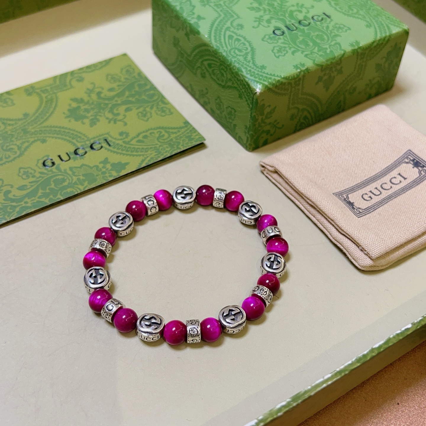 NO:113190,The new product releases Gucci bracelets for men and women. The latest Red Tiger Eye Stone bracelet has a higher grade. Stars with the same style. Anger Forest series double g bracelet. Size: 16-24 cm. Details are used to treat the old version. Non-market bright version. This one is always being made on the market. Gucci is popular in the hot-selling model. Very easy to match clothes, fine accessories, gucci, bracelet19860909批 新品发布古驰手链男女同款 最新款红虎眼石手链档次更高明星同款Anger Forest系列双g手链 尺寸:16-24厘米 细节对版做旧处理 非市面亮面版型 非市面普通做这款一直在出 古驰里面热卖款 非常好搭配衣服,饰品精品,gucci,bracelet,Jewelry