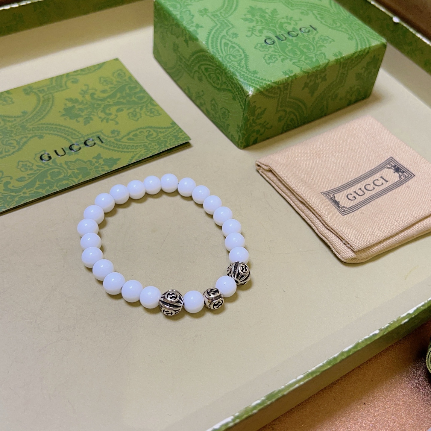 NO:113175,Buy Gucci bracelets are the same as men and women. The latest natural stone bracelets are higher in grade. Stars are the same as Anger Forest series double g white tridacna bracelet. Size: 16-24 cm. Details are used to treat the old version. Non-market bright version. This one is always being made on the market. Gucci is popular in the hot-selling model. Very easy to match clothes, fine accessories, gucci, bracelet19860909批 古驰手链男女同款 最新款天然石手链档次更高明星同款Anger Forest系列双g白砗磲手链 尺寸:16-24厘米 细节对版做旧处理 非市面亮面版型 非市面普通做这款一直在出 古驰里面热卖款 非常好搭配衣服,饰品精品,gucci,bracelet,Jewelry