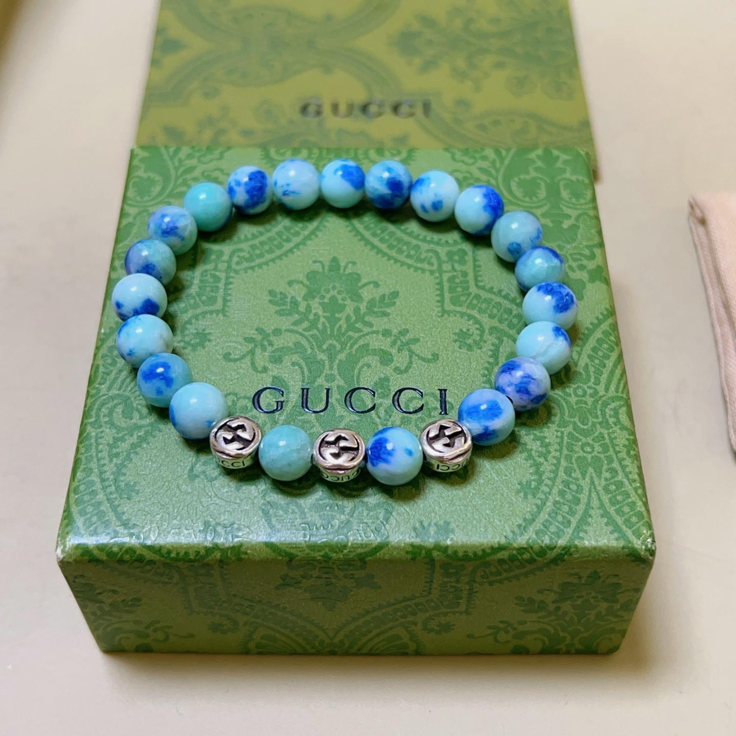 NO:108100,Batch New products released Gucci bracelets for men and women. The latest porcelain agate bracelets have higher grades. Stars have the same style. Anger Forest series double g bracelets. Size: 16-24 cm. Details are used to treat the old version. Non-market bright version. This one is always being made on the market. Gucci is popular in the hot-selling style. Very easy to match clothes, fine accessories, gucci, bracelet19860909批 新品发布古驰手链男女同款 最新款瓷花玛瑙手链档次更高明星同款Anger Forest系列双g手链 尺寸:16-24厘米 细节对版做旧处理 非市面亮面版型 非市面普通做这款一直在出 古驰里面热卖款 非常好搭配衣服,饰品精品,gucci,bracelet,Jewelry