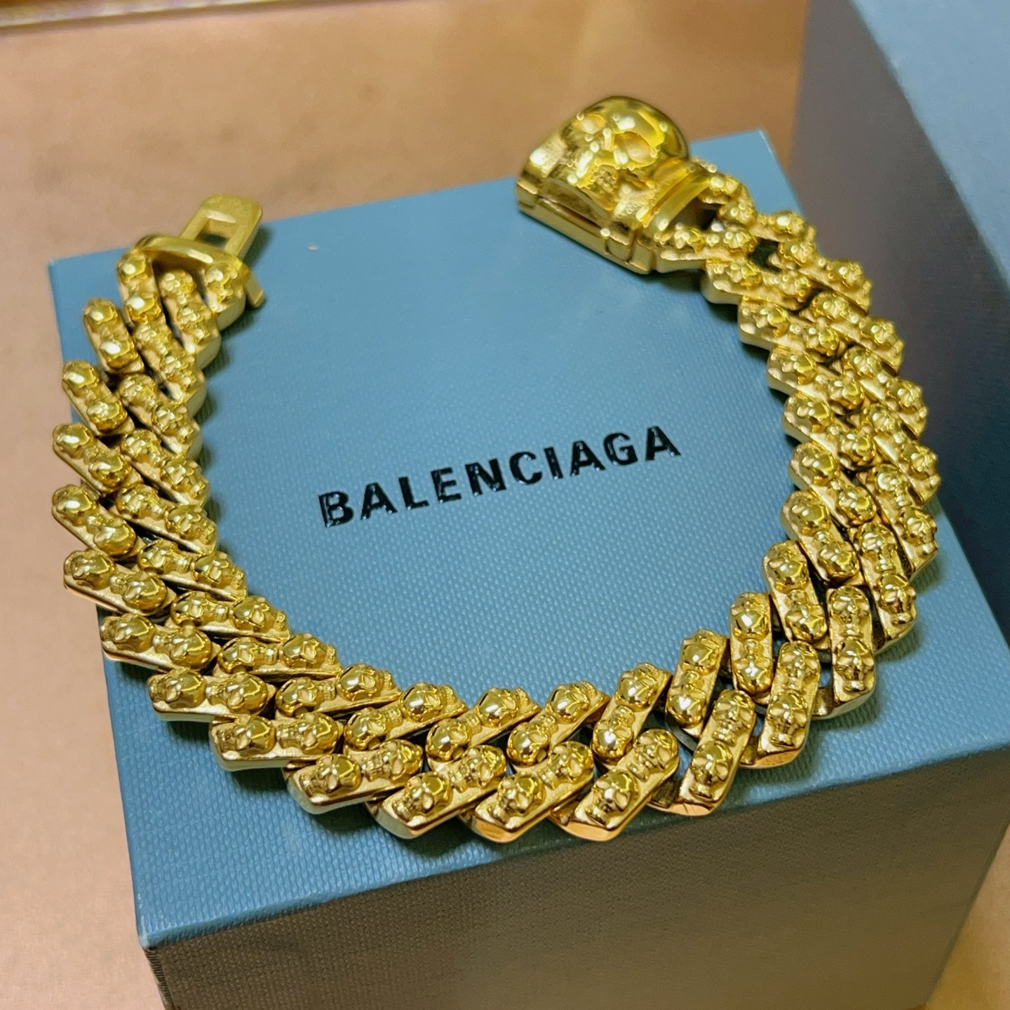 NO:113179,Batch. Original single product Balenciaga bracelet Balenciaga bracelet counter uniform Balenciaga bracelet. Men's hot products are shipped. Unique design. Avant-garde. Must-have for men!  Retro old design, no oxidation or fading, fine jewelry, balenciaga, balenciaga, bracelet19860909批. 原单货新品 巴黎世家手链Balenciaga手链专柜一致巴黎世家手链 男士火爆款出货 设计独特 前卫 男士必备！复古做旧设计 任带不氧化不退色,饰品精品,balenciaga,balenciaga,bracelet,Jewelry