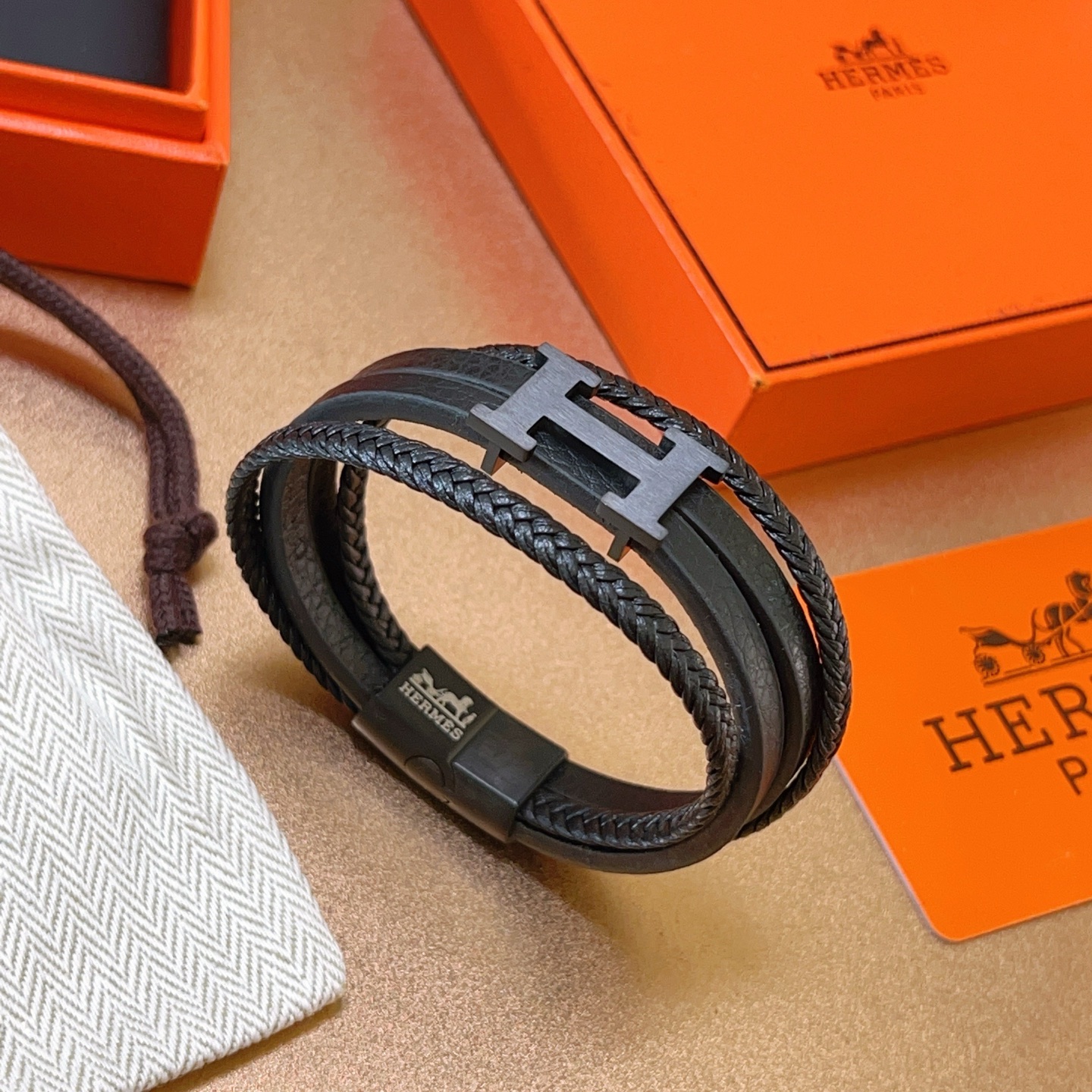 NO:108650,Batch new products are available. Hermes bracelet bracelet latest model pure handmade top layer cowhide material is higher grade. Stars same H series classic bracelet bracelet bracelet size: 19.5 21.5 cm Details are used to treat the version. Non-market bright style. This model has been released. Hermes is very popular. It is very easy to match with trendy clothes, accessories, hermes, bracelet, cowhide19860909批 新品发售 爱马仕手绳手环最新款纯手工头层牛皮材质档次更高明星同款H系列系列经典款系列手链手绳 手绳尺寸:19.5 21.5厘米 细节对版做旧处理 非市面亮面版型 这款一直在出 爱马仕里面热卖款 非常好搭配潮流衣服,饰品精品,hermes,bracelet,cowhide,Jewelry