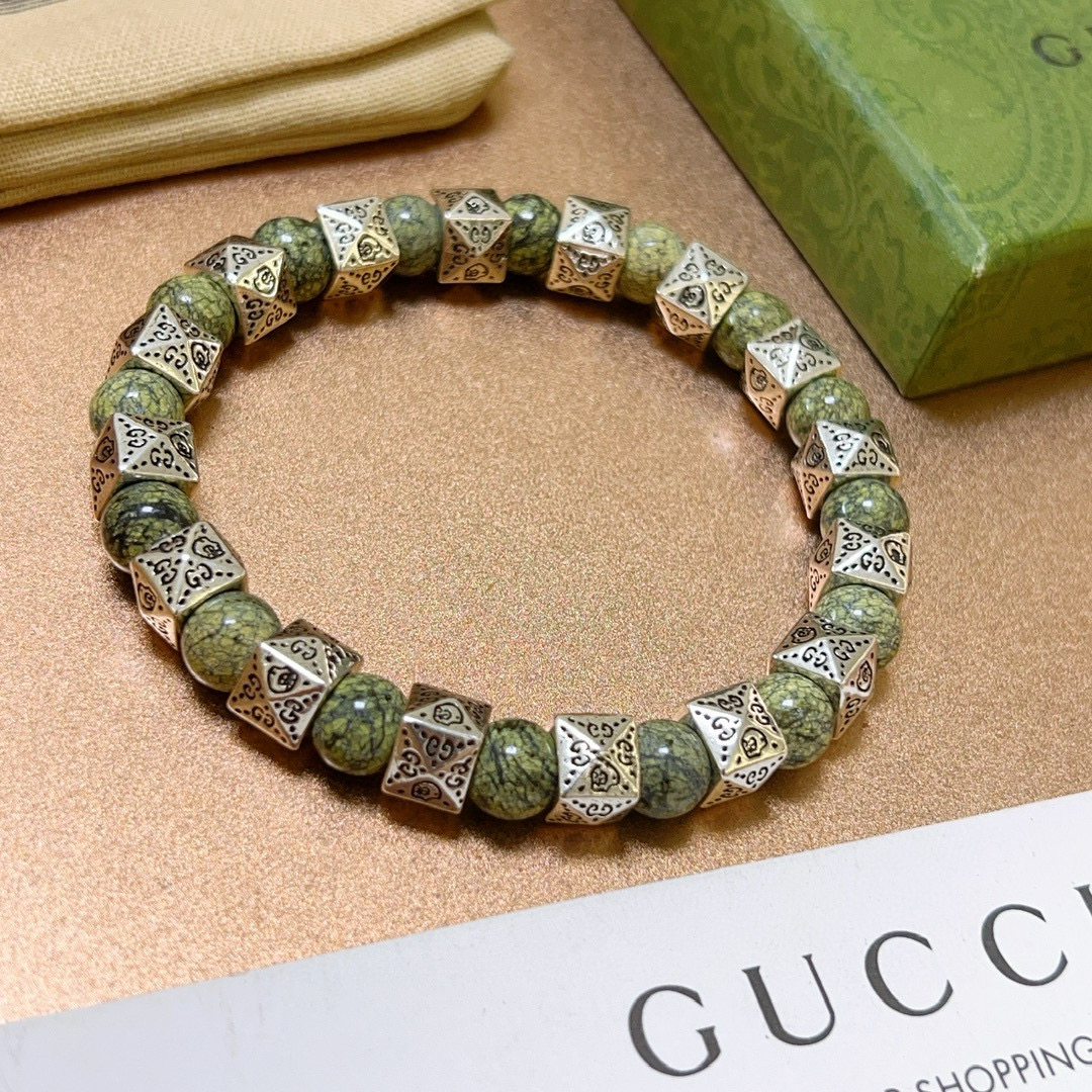NO:113192,New products released Gucci bracelets for men and women. The latest model of natural stone medicine king high-end material retro parts series bracelets with higher grades. Stars same model Anger Forest series double g natural stone bracelet Size: 16-24 cm Details are used for the old version Non-market glossy style Non-market ordinary style This model has been released. Gucci is very good at matching clothes, jewelry quality, gucci, bracelet19860909批.新品发布古驰手链男女同款 最新款天然石药王高端材质复古件系列手链档次更高明星同款Anger Forest系列双g天然石手链 尺寸:16-24厘米 细节对版做旧处理 非市面亮面版型 非市面普通做这款一直在出 古驰里面热卖款 非常好搭配衣服,饰品精品,gucci,bracelet,Jewelry