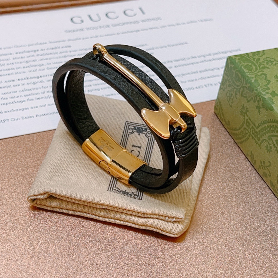 NO:113193,Complete new products are available. Gucci bracelet bracelet bracelet latest model pure handmade top layer cowhide material is higher grade. Stars same style Anger Forest series double G classic series retro silver bracelet bracelet bracelet size: 19.5>21.5 cm Details are used to treat the version. Non-market glossy style. This model has been released. Gucci is very easy to match with trendy clothes, fine accessories, gucci, bracelet, cowhide19860909批 新品发售 古驰手绳手环最新款纯手工头层牛皮材质档次更高明星同款Anger Forest系列双G经典款系列复古银手链手绳 手绳尺寸:19.5>21.5厘米 细节对版做旧处理 非市面亮面版型 这款一直在出 古驰里面热卖款 非常好搭配潮流衣服,饰品精品,gucci,bracelet,cowhide,Jewelry