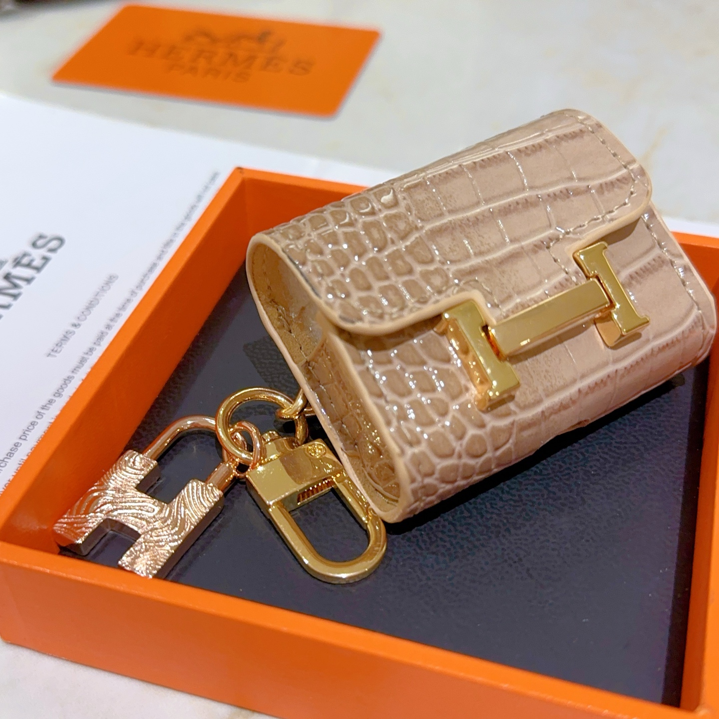 NO:113198,Purchase. New Hermes keychain keychain keychain keychain Bluetooth headphones bag Platinum version. Advanced Seiko version [color] [color] Many internet celebrities same style. Hermes hanging keychain tests the master's craftsmanship. It is not simple to ensure that every detail is in place. High-end customization, same style for men and women, Hermes is popular 1:1 super exquisite star. The same style k gold texture, and the high-end craftsmanship is created. Car keychain is really awesome, jewelry quality, hermes, hermes, keychain19860909批.新款Hermes爱马仕钥匙扣钥匙扣钥匙包蓝牙耳机包 铂金版.高级精工版[色][色]众多网红同款 爱马仕挂饰钥匙扣太考验师傅的手艺了 要确保每个细节都到位不简单[色][色] 高端定制 男女同款 爱马仕火爆 1:1超精赞明星 同款 k金质感,精工高端工艺打造出炉. 车钥匙扣上真的赞爆,饰品精品,hermes,hermes,keychain,Jewelry