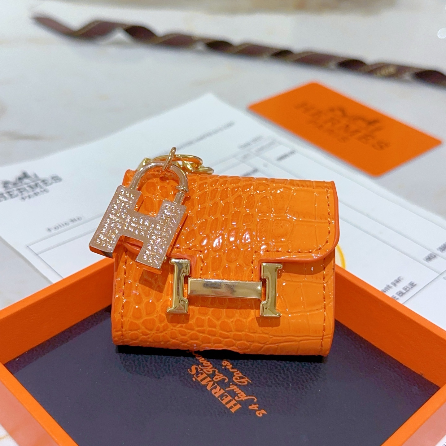 NO:108659,Purchase. New Hermes keychain keychain keychain keychain Bluetooth headphones bag Platinum version. Advanced Seiko version [color] [color] Many internet celebrities same style. Hermes hanging keychain tests the master's craftsmanship. It is not simple to ensure that every detail is in place. High-end customization, same style for men and women, Hermes is popular 1:1 super exquisite star. The same style k gold texture, and the high-end craftsmanship is created. Car keychain is really awesome, jewelry quality, hermes, hermes, keychain19860909批.新款Hermes爱马仕钥匙扣钥匙扣钥匙包蓝牙耳机包 铂金版.高级精工版[色][色]众多网红同款 爱马仕挂饰钥匙扣太考验师傅的手艺了 要确保每个细节都到位不简单[色][色] 高端定制 男女同款 爱马仕火爆 1:1超精赞明星 同款 k金质感,精工高端工艺打造出炉. 车钥匙扣上真的赞爆,饰品精品,hermes,hermes,keychain,Jewelry