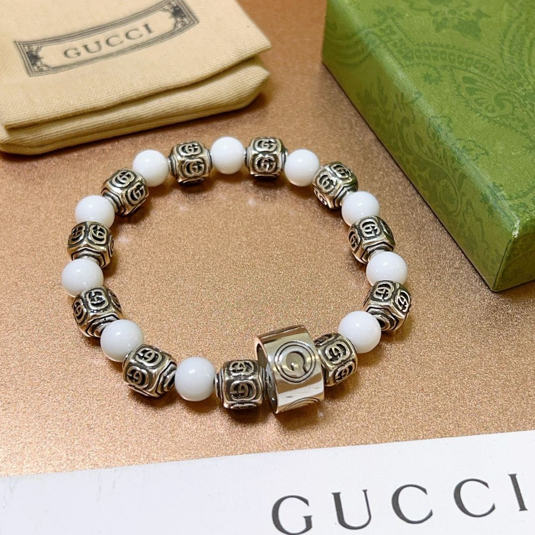 NO:108661,Buy Gucci bracelets are the same as men and women. The latest natural stone bracelets are higher in grade. Stars are the same as Anger Forest series double g white tridacna bracelet. Size: 16-24 cm. Details are used to treat the old version. Non-market bright version. This one is always being made on the market. Gucci is popular in the hot-selling model. Very easy to match clothes, fine accessories, gucci, bracelet19860909批 古驰手链男女同款 最新款天然石手链档次更高明星同款Anger Forest系列双g白砗磲手链 尺寸:16-24厘米 细节对版做旧处理 非市面亮面版型 非市面普通做这款一直在出 古驰里面热卖款 非常好搭配衣服,饰品精品,gucci,bracelet,Jewelry